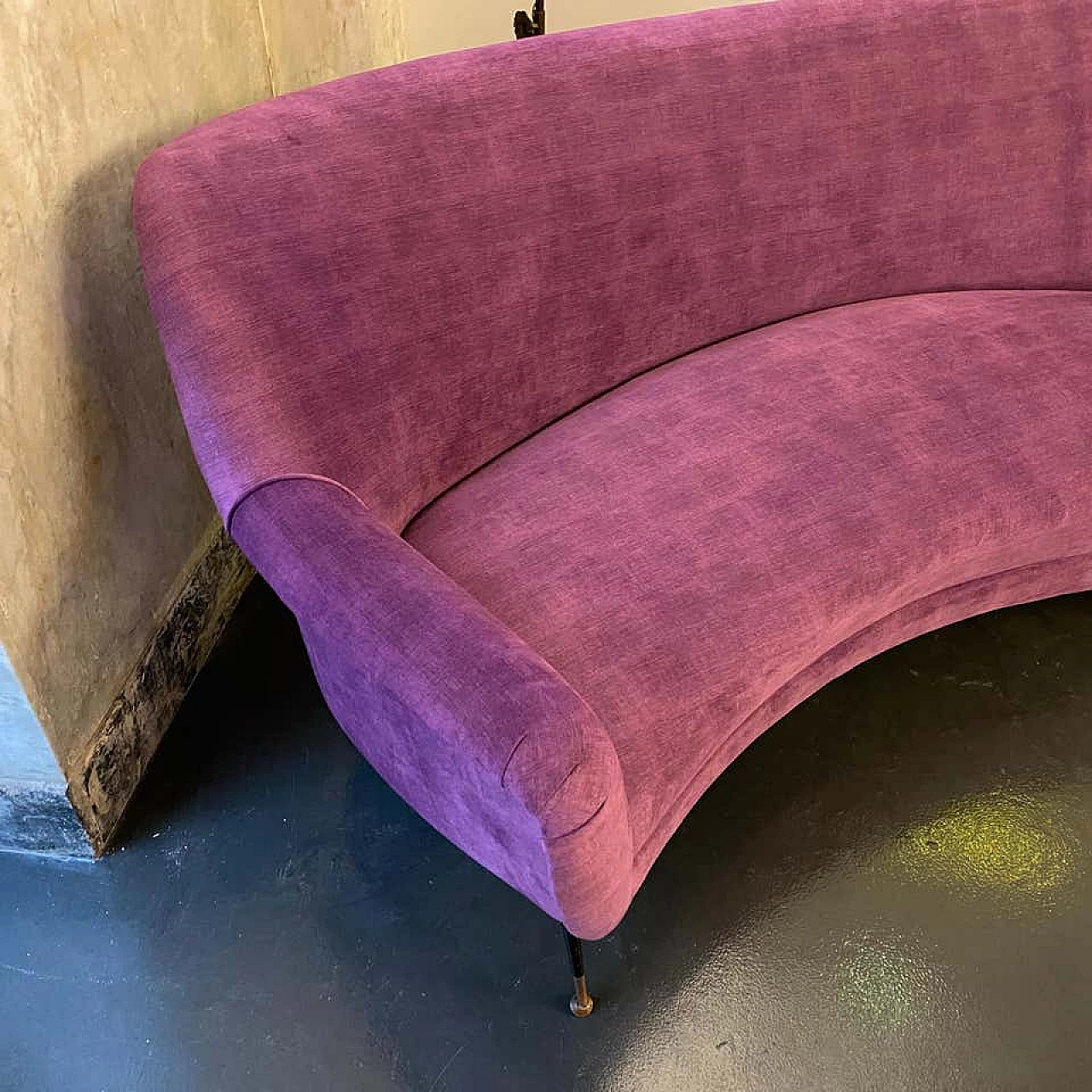 Curved sofa in purple velvet and brass, 60s 1198758