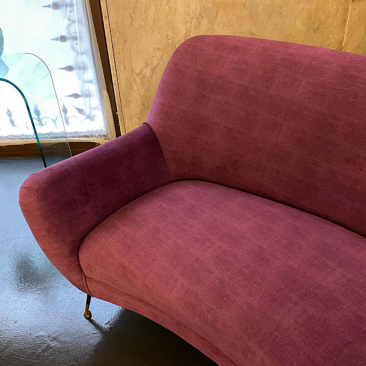 Curved sofa in purple velvet and brass, 60s 1198759