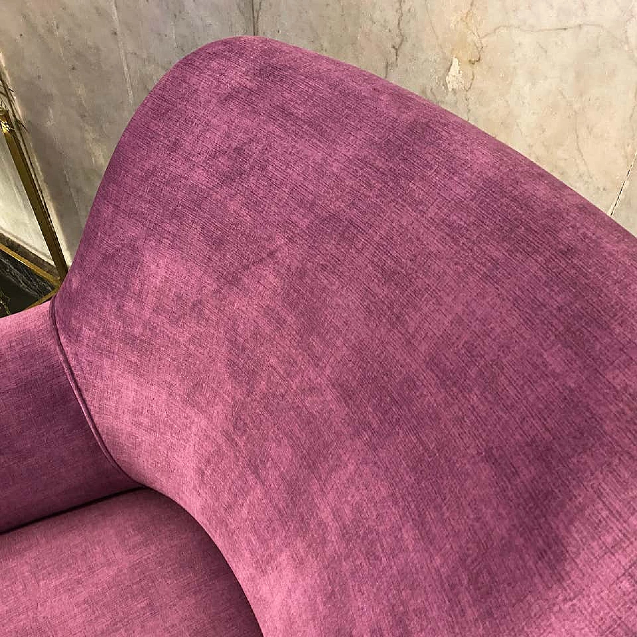 Curved sofa in purple velvet and brass, 60s 1198760