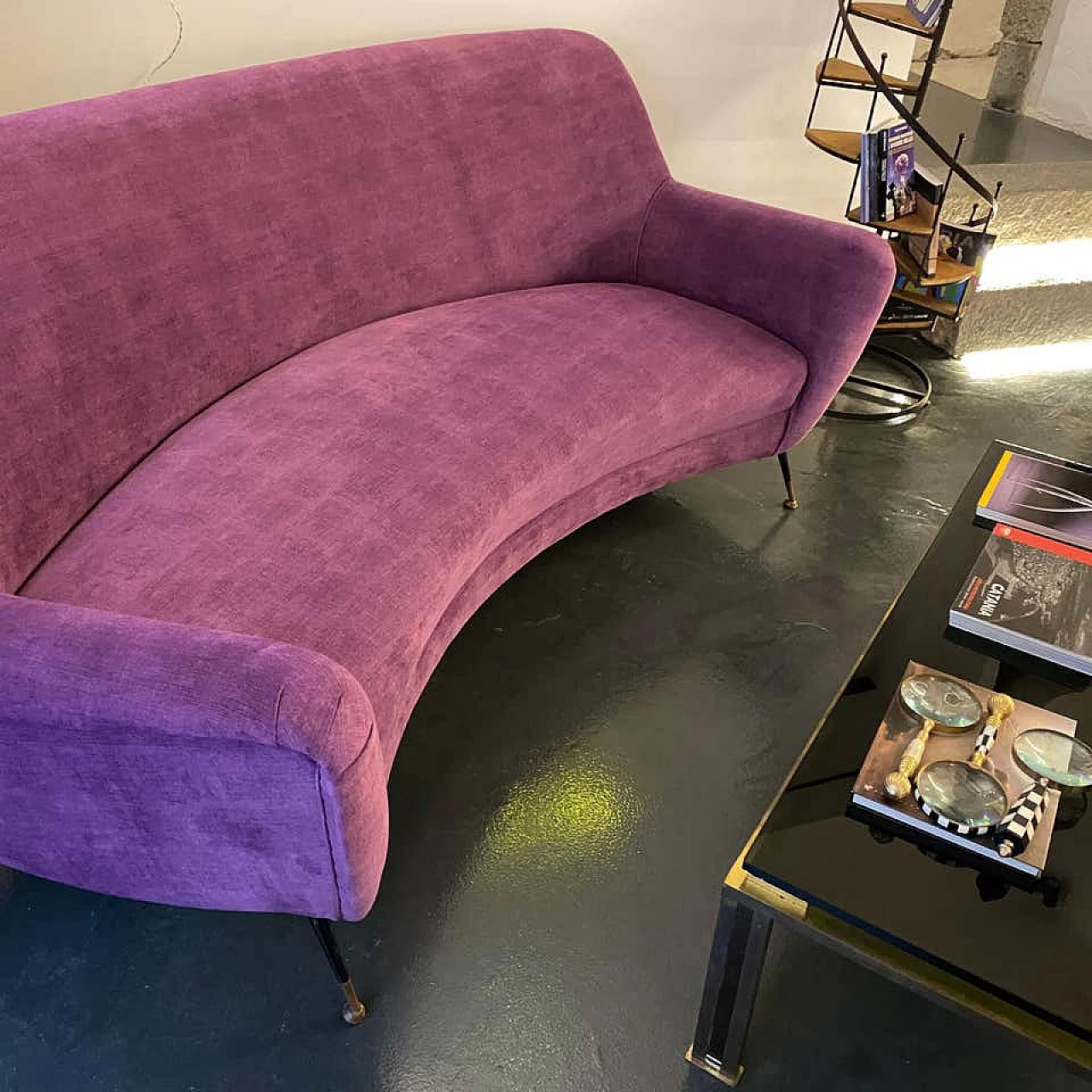 Curved sofa in purple velvet and brass, 60s 1198761