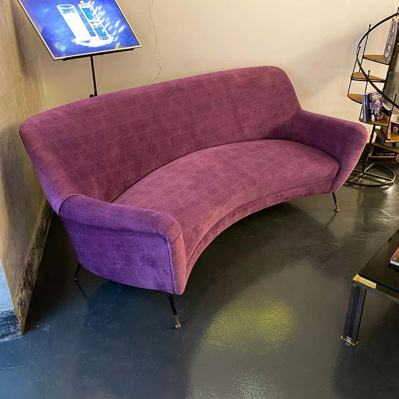 Curved sofa in purple velvet and brass, 60s 1198762