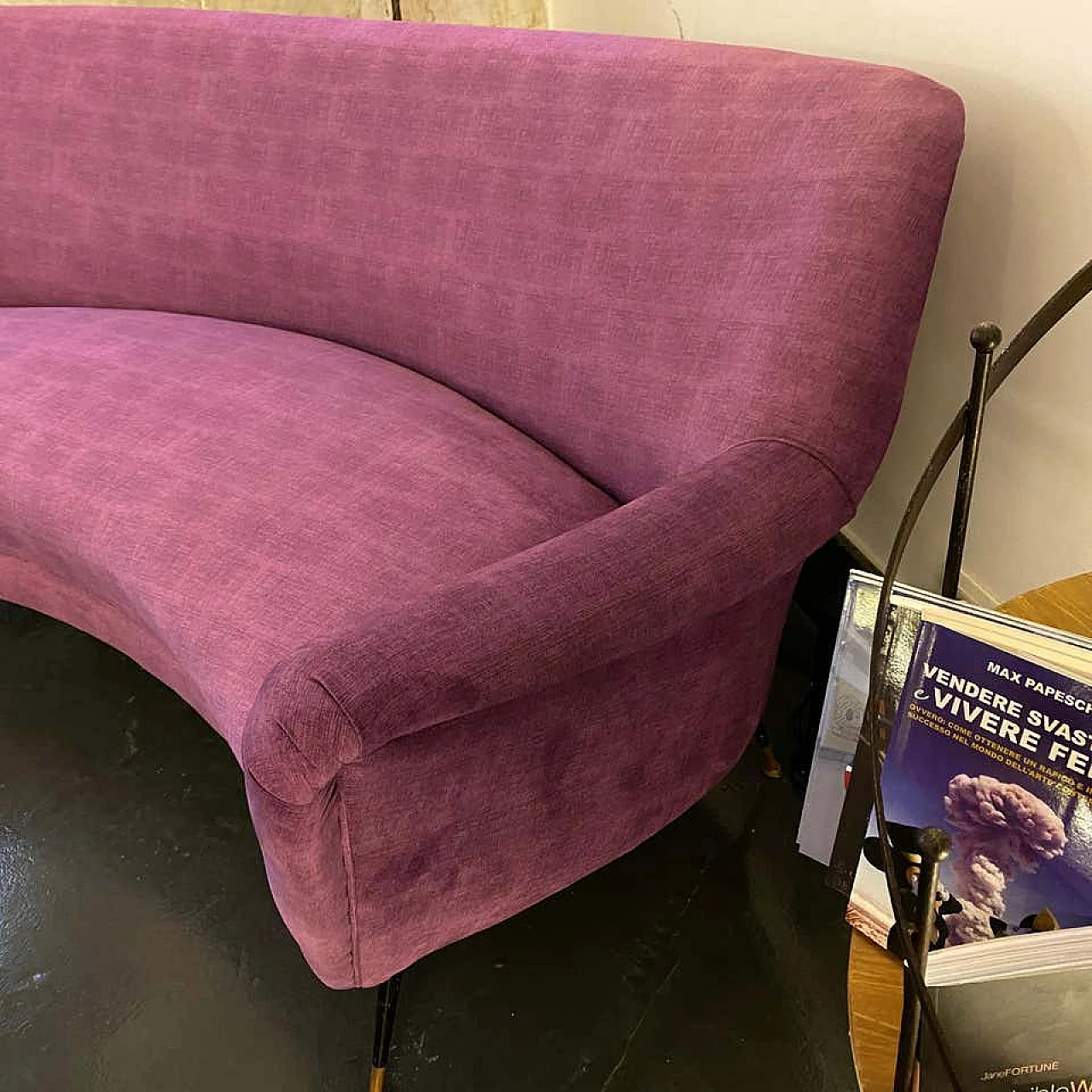 Curved sofa in purple velvet and brass, 60s 1198763