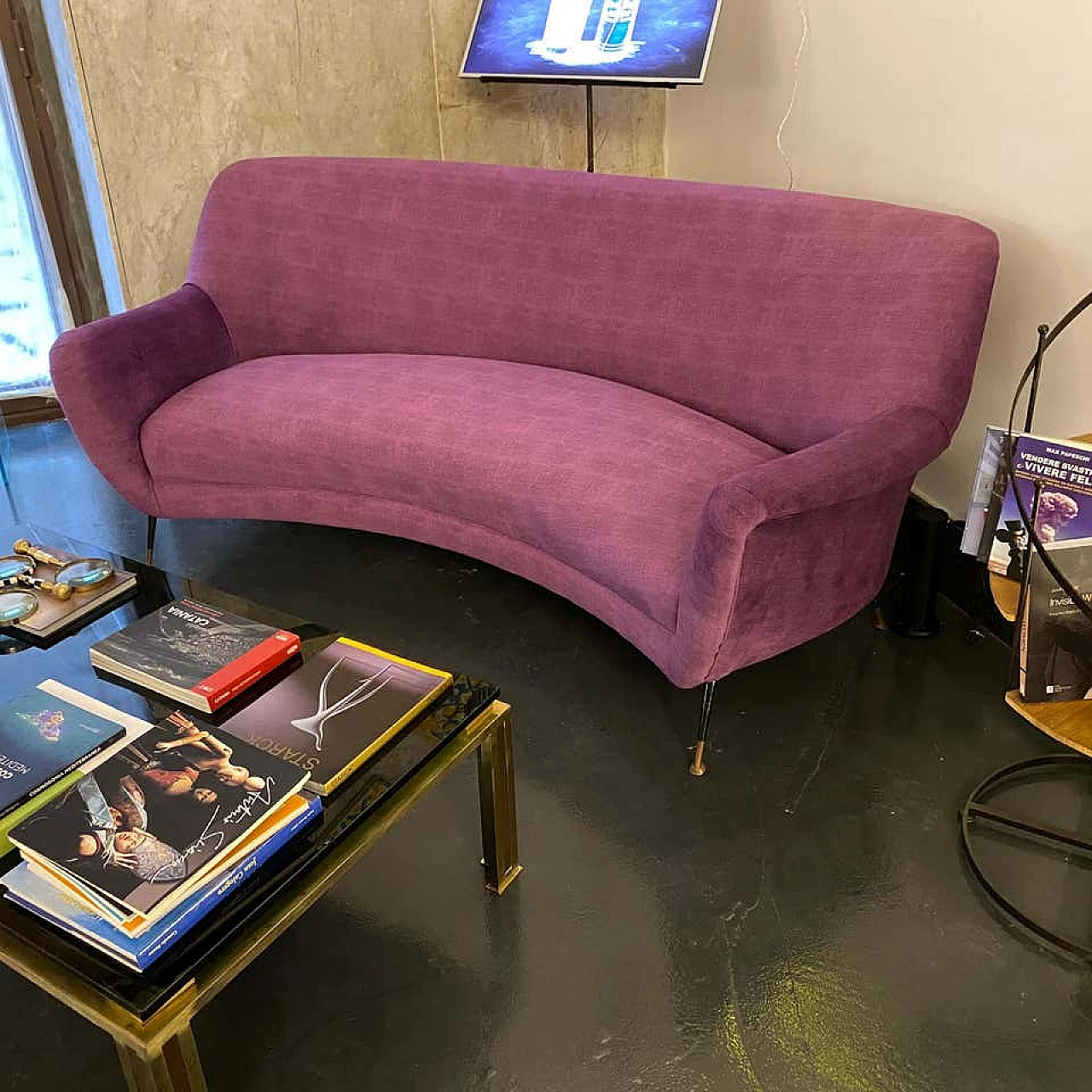 Curved sofa in purple velvet and brass, 60s 1198764