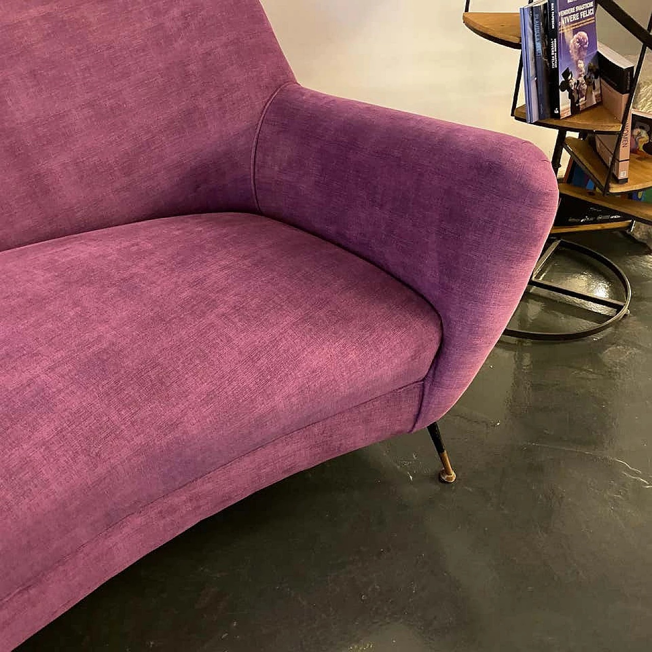 Curved sofa in purple velvet and brass, 60s 1198765