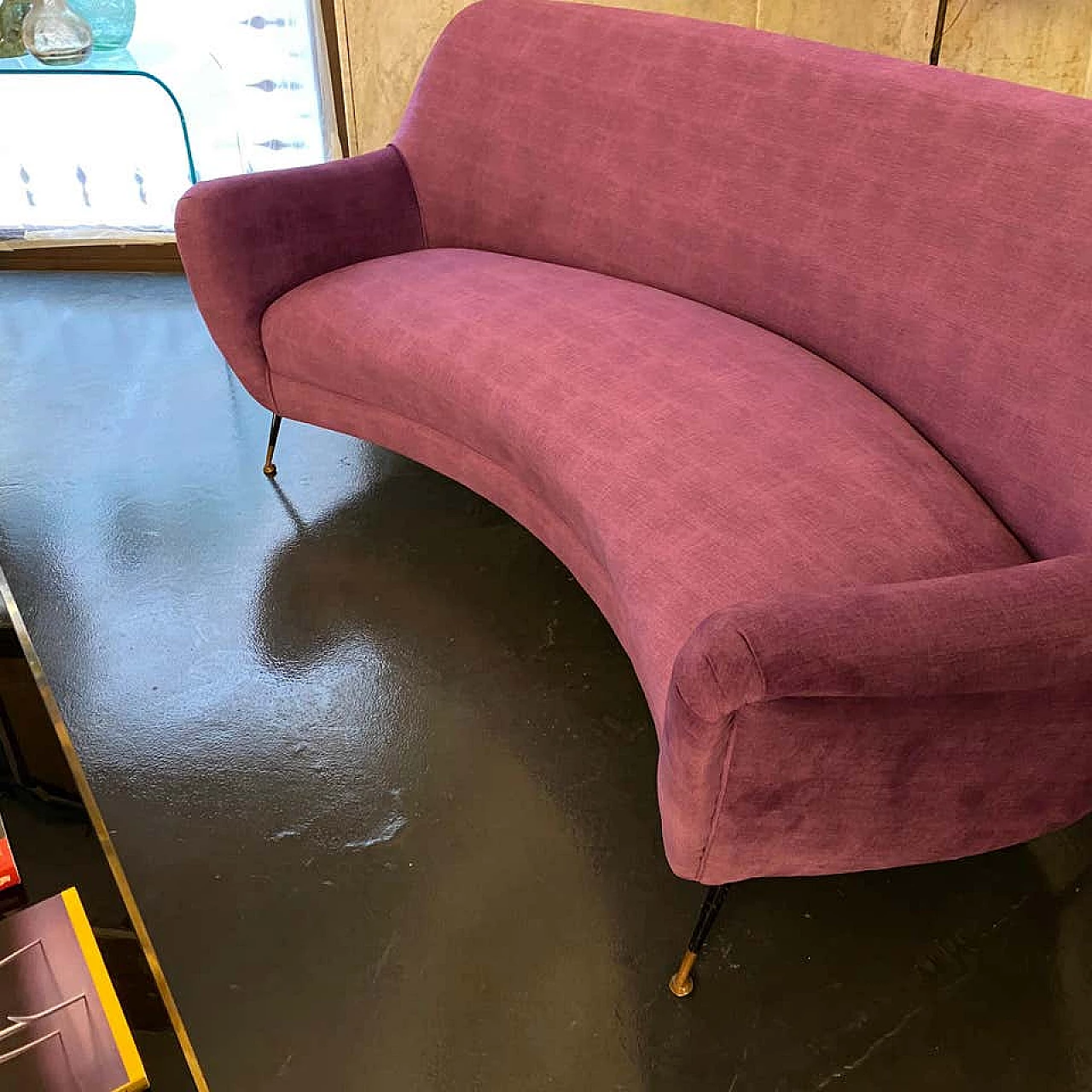 Curved sofa in purple velvet and brass, 60s 1198766