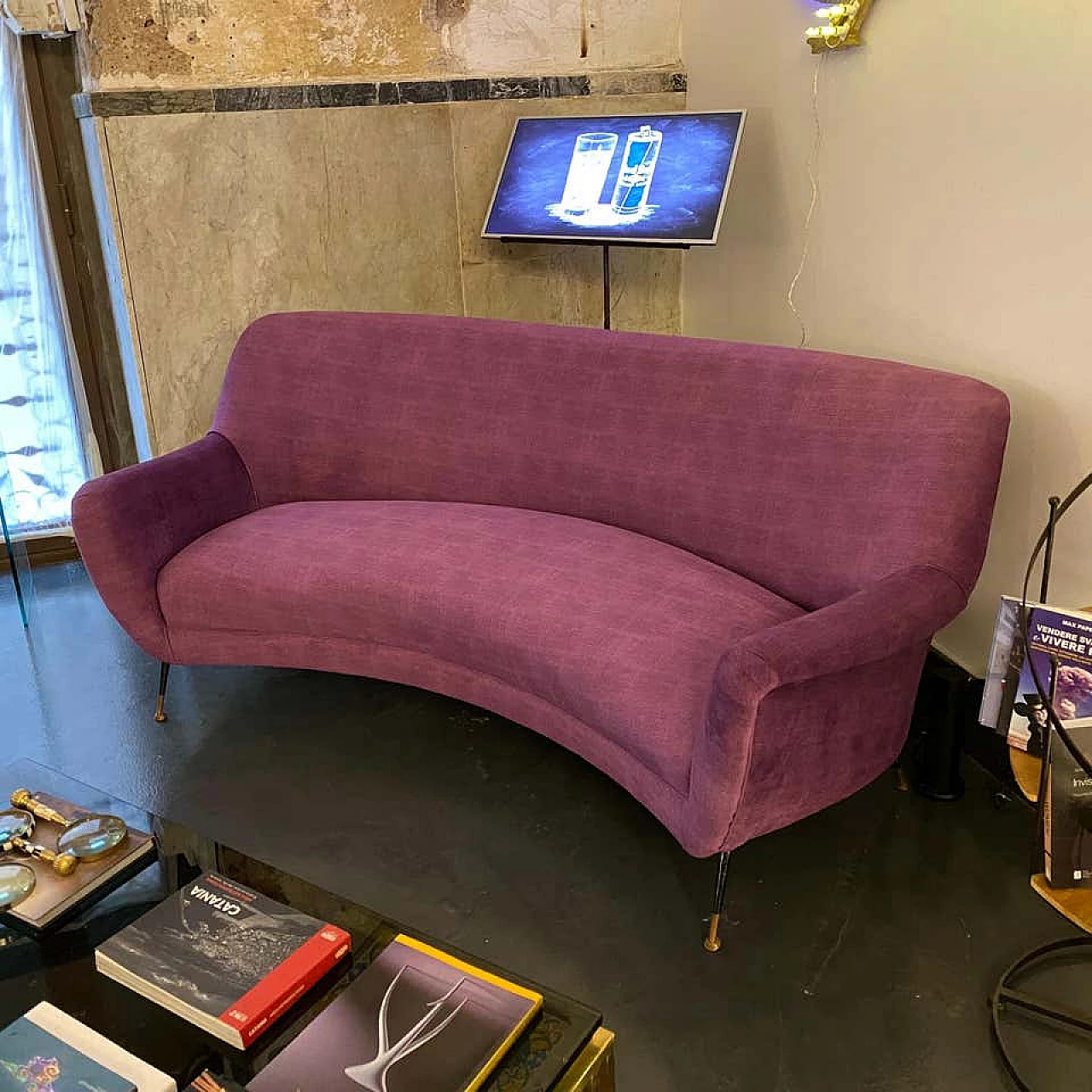 Curved sofa in purple velvet and brass, 60s 1198767