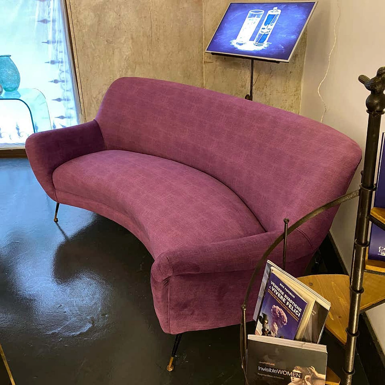 Curved sofa in purple velvet and brass, 60s 1198768