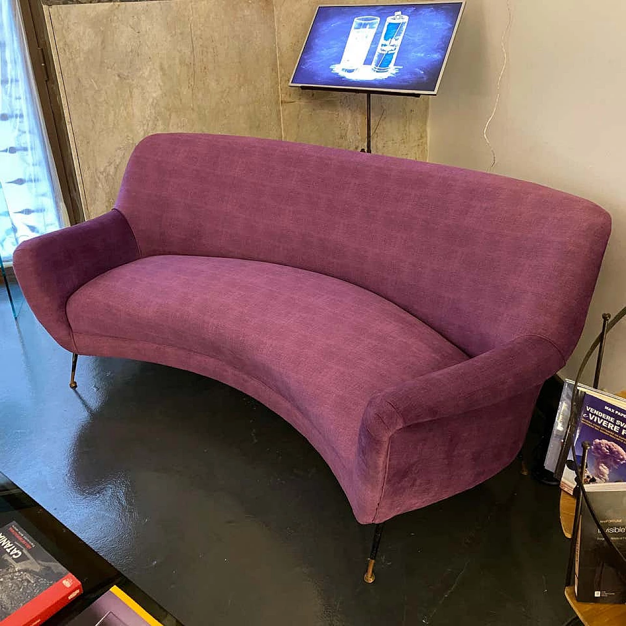 Curved sofa in purple velvet and brass, 60s 1198769