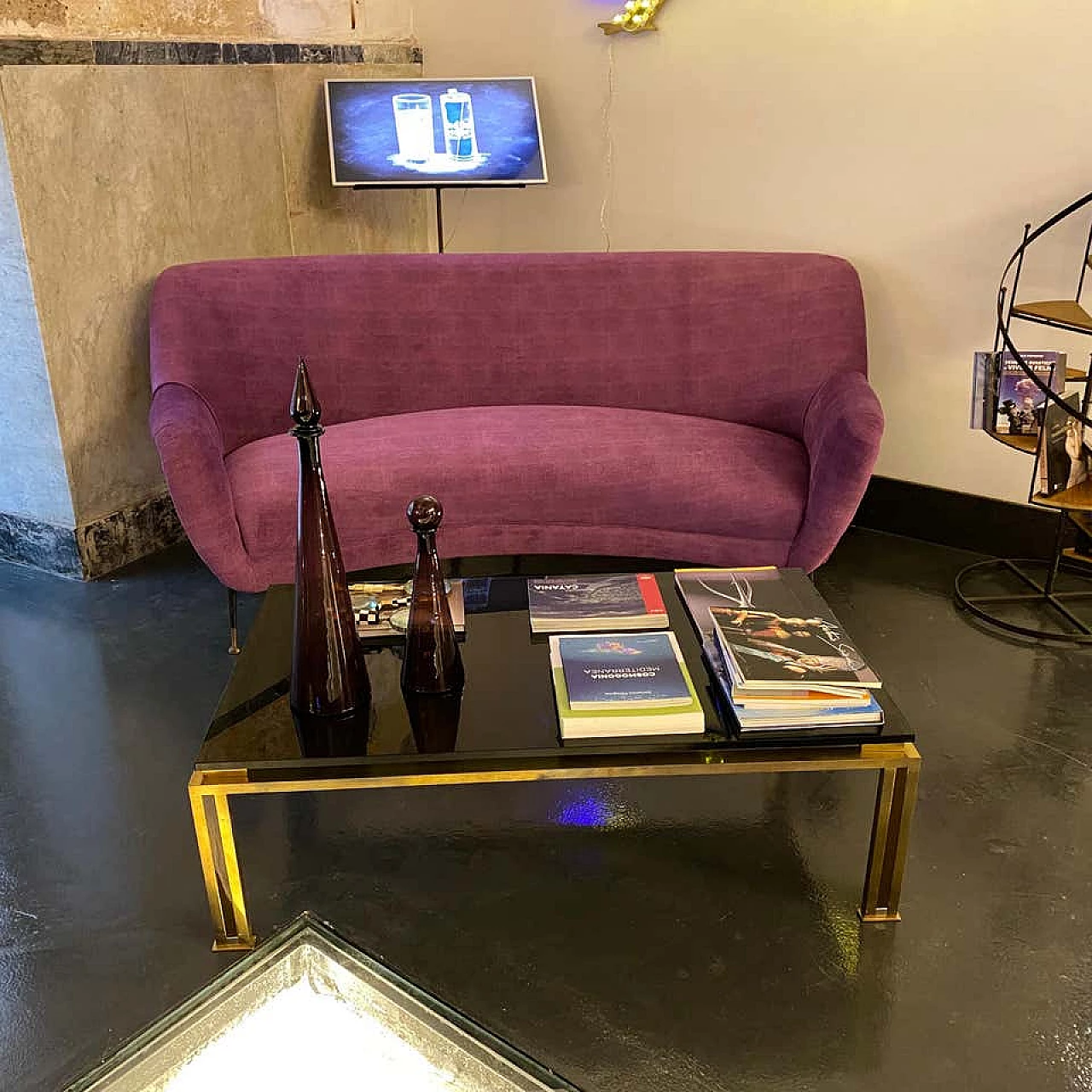 Curved sofa in purple velvet and brass, 60s 1198770