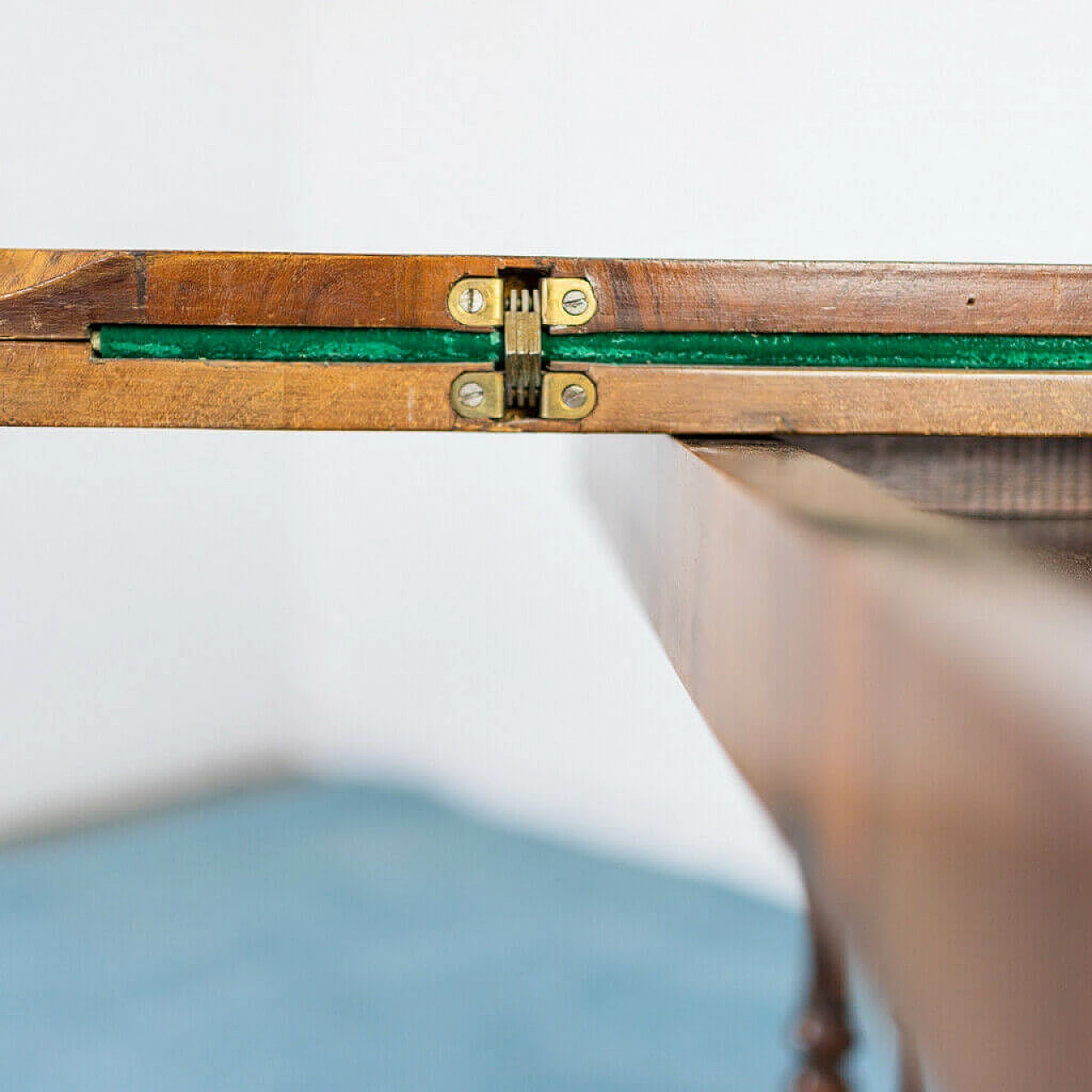 Writing and playing table in walnut briar, 19th century 1199090