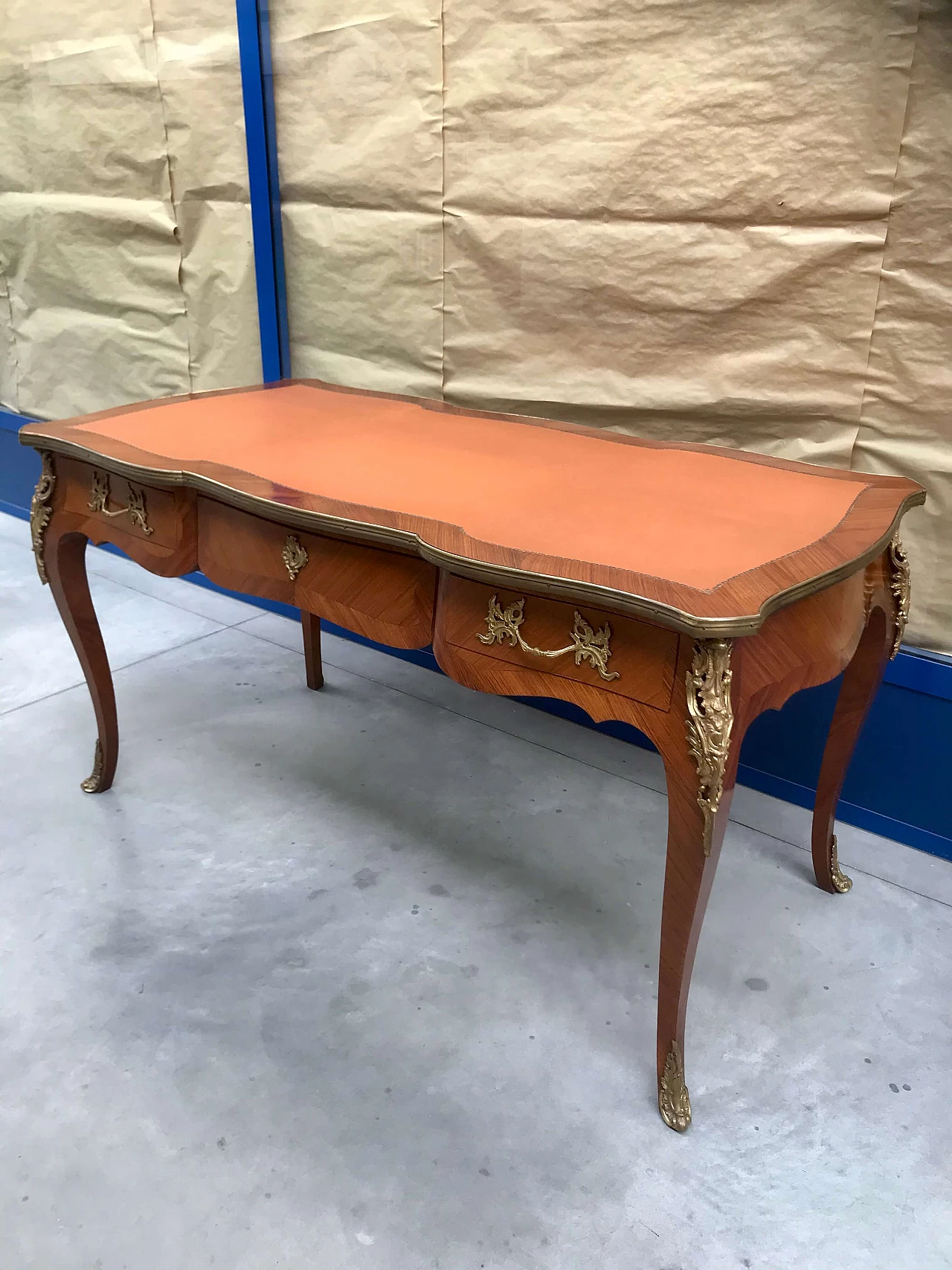 Diplomatic desk in rosewood, gilded and screwed bronzes, leather top with curvilinear profile, early 20th century 1200633