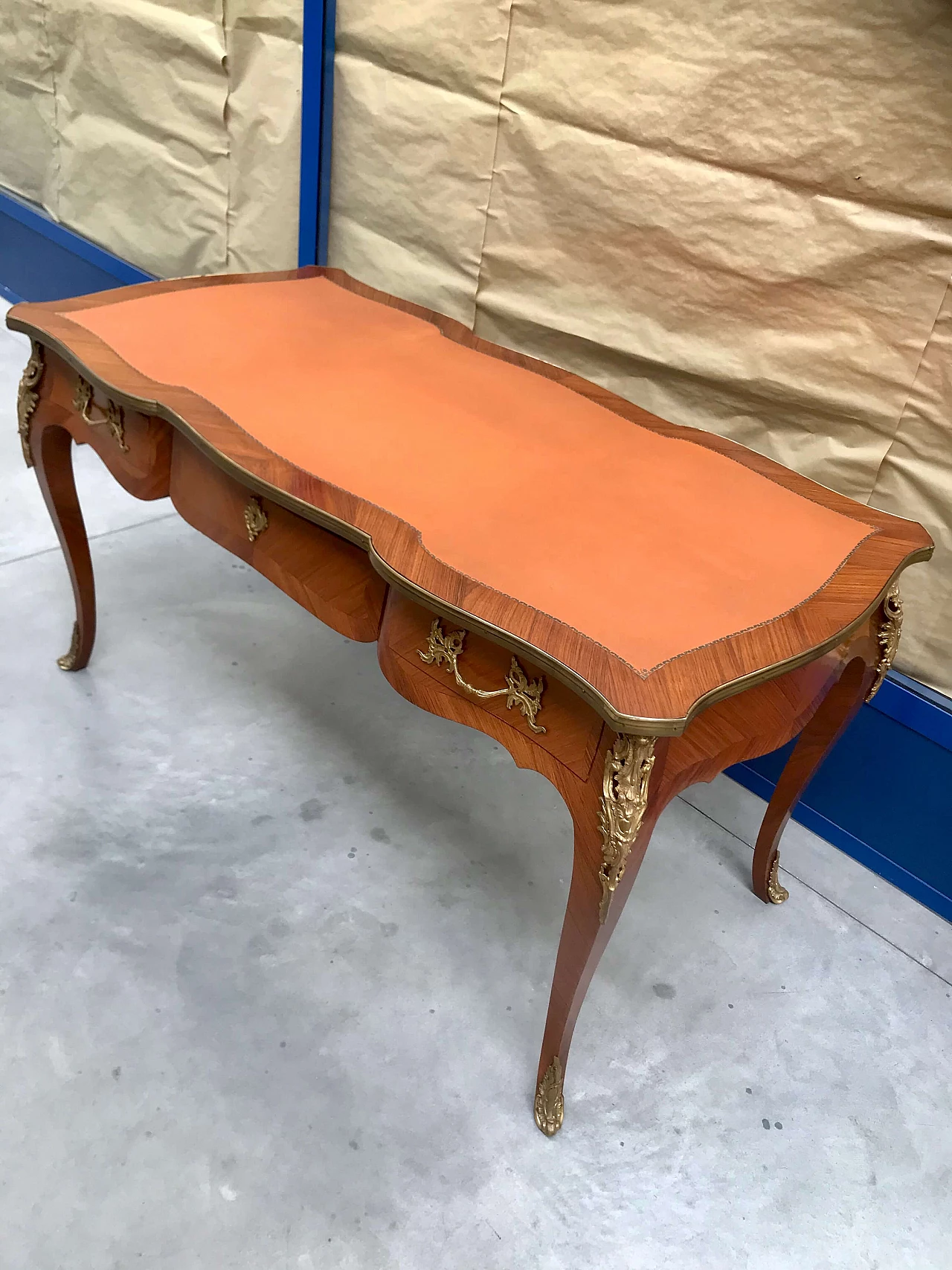 Diplomatic desk in rosewood, gilded and screwed bronzes, leather top with curvilinear profile, early 20th century 1200634