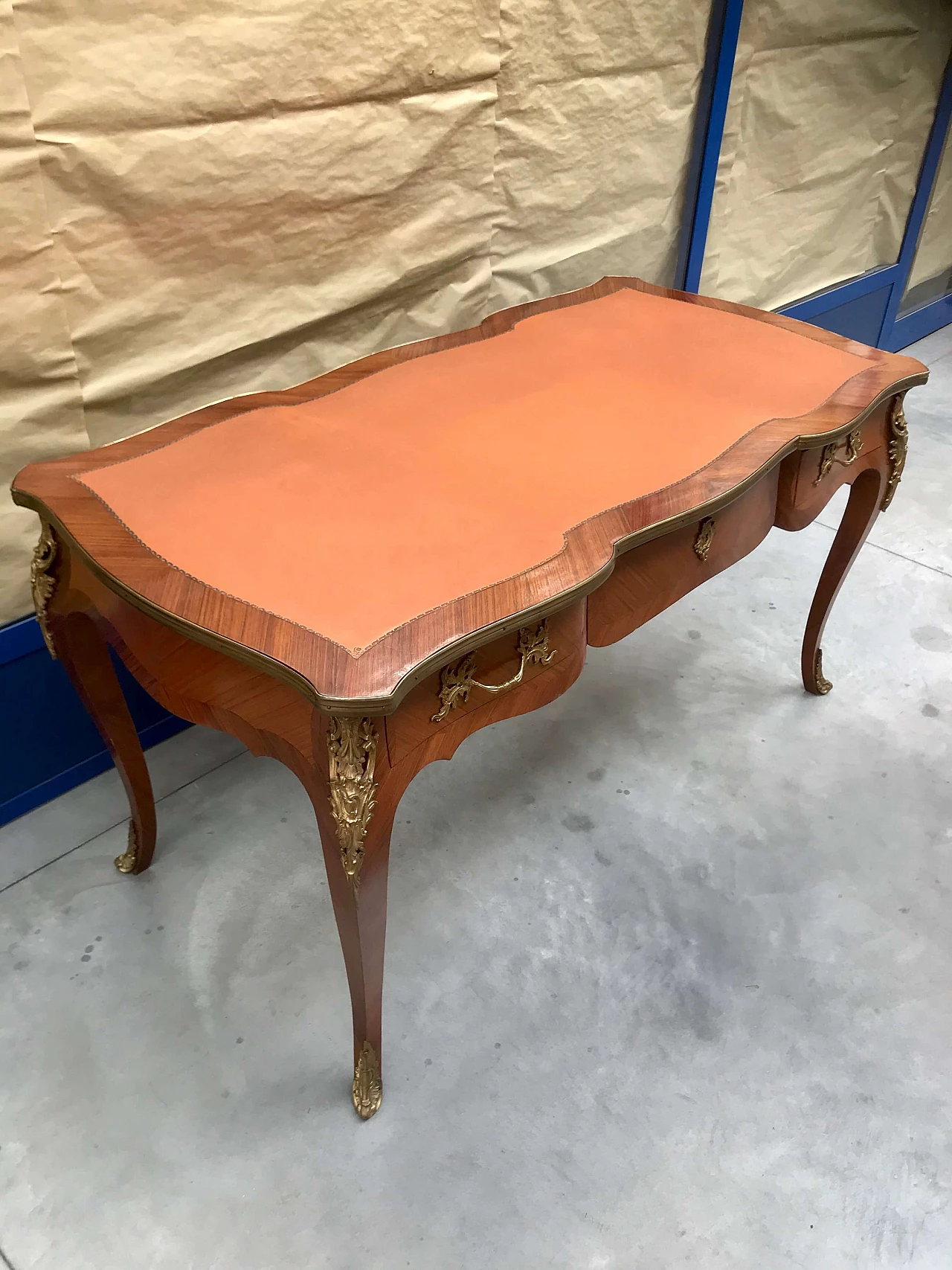 Diplomatic desk in rosewood, gilded and screwed bronzes, leather top with curvilinear profile, early 20th century 1200635