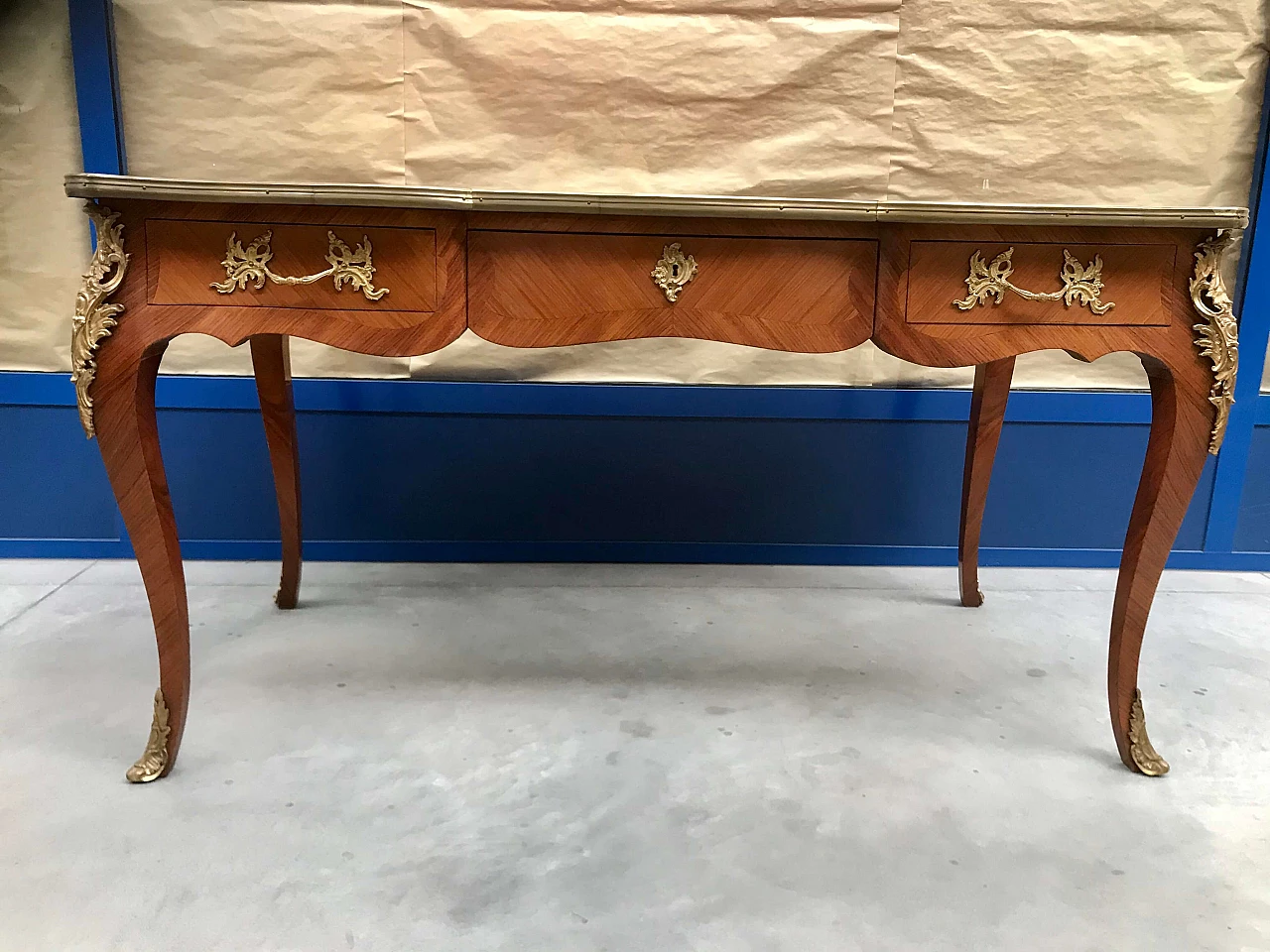 Diplomatic desk in rosewood, gilded and screwed bronzes, leather top with curvilinear profile, early 20th century 1200636