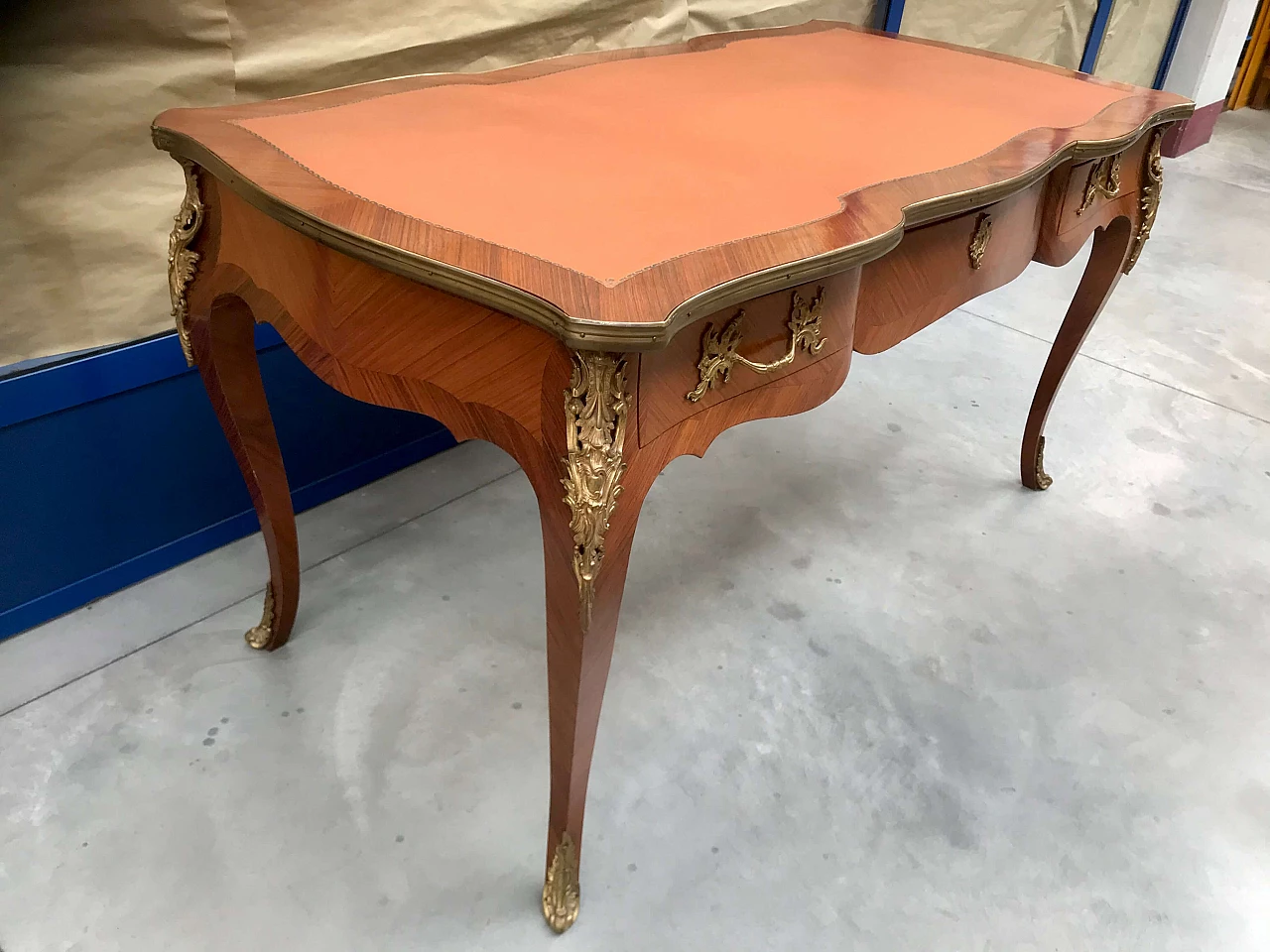 Diplomatic desk in rosewood, gilded and screwed bronzes, leather top with curvilinear profile, early 20th century 1200637