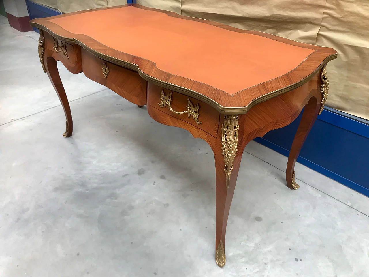 Diplomatic desk in rosewood, gilded and screwed bronzes, leather top with curvilinear profile, early 20th century 1200638