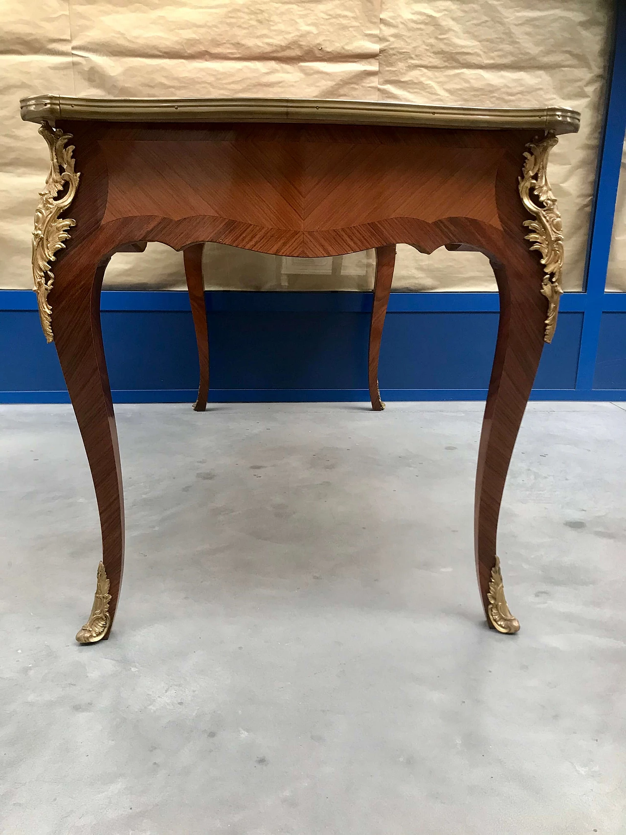 Diplomatic desk in rosewood, gilded and screwed bronzes, leather top with curvilinear profile, early 20th century 1200639