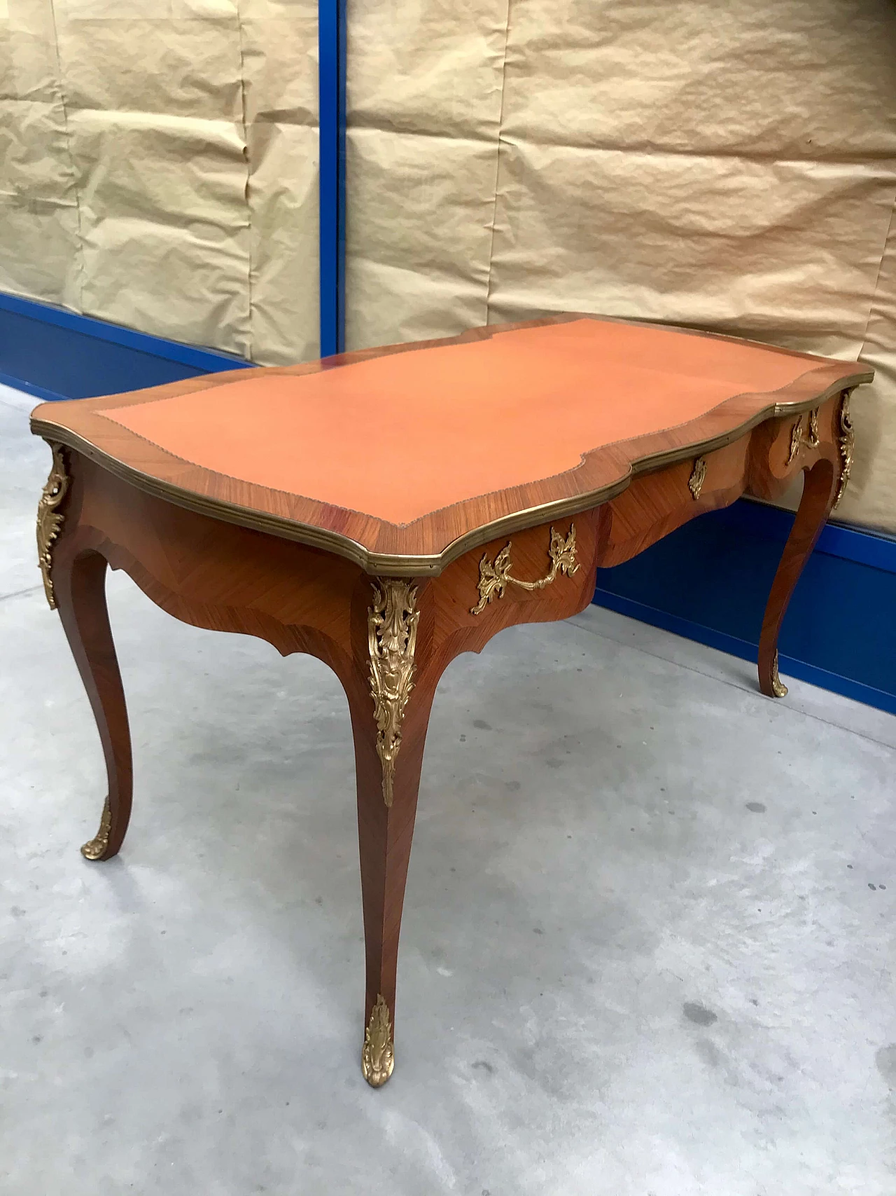 Diplomatic desk in rosewood, gilded and screwed bronzes, leather top with curvilinear profile, early 20th century 1200640