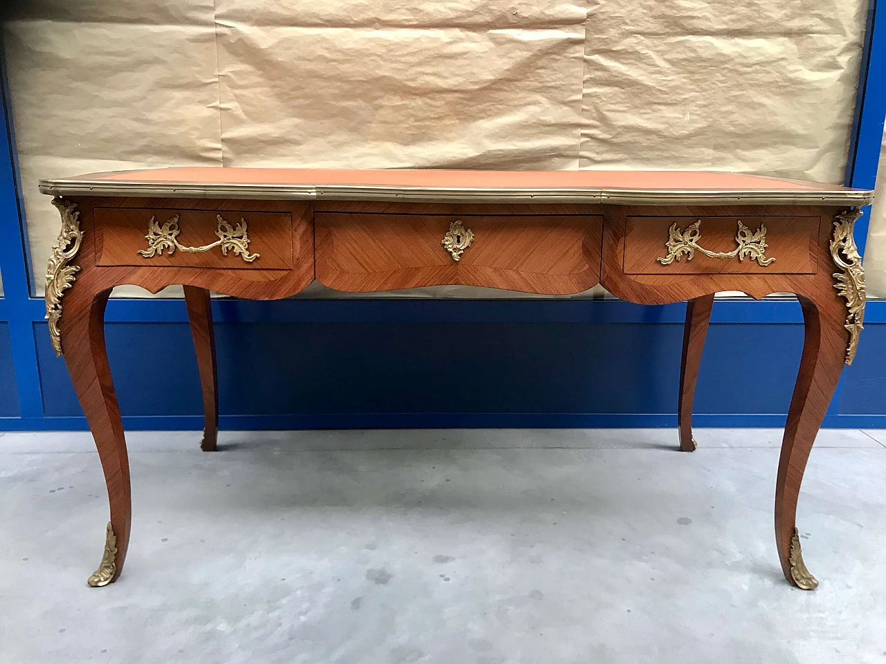 Diplomatic desk in rosewood, gilded and screwed bronzes, leather top with curvilinear profile, early 20th century 1200641