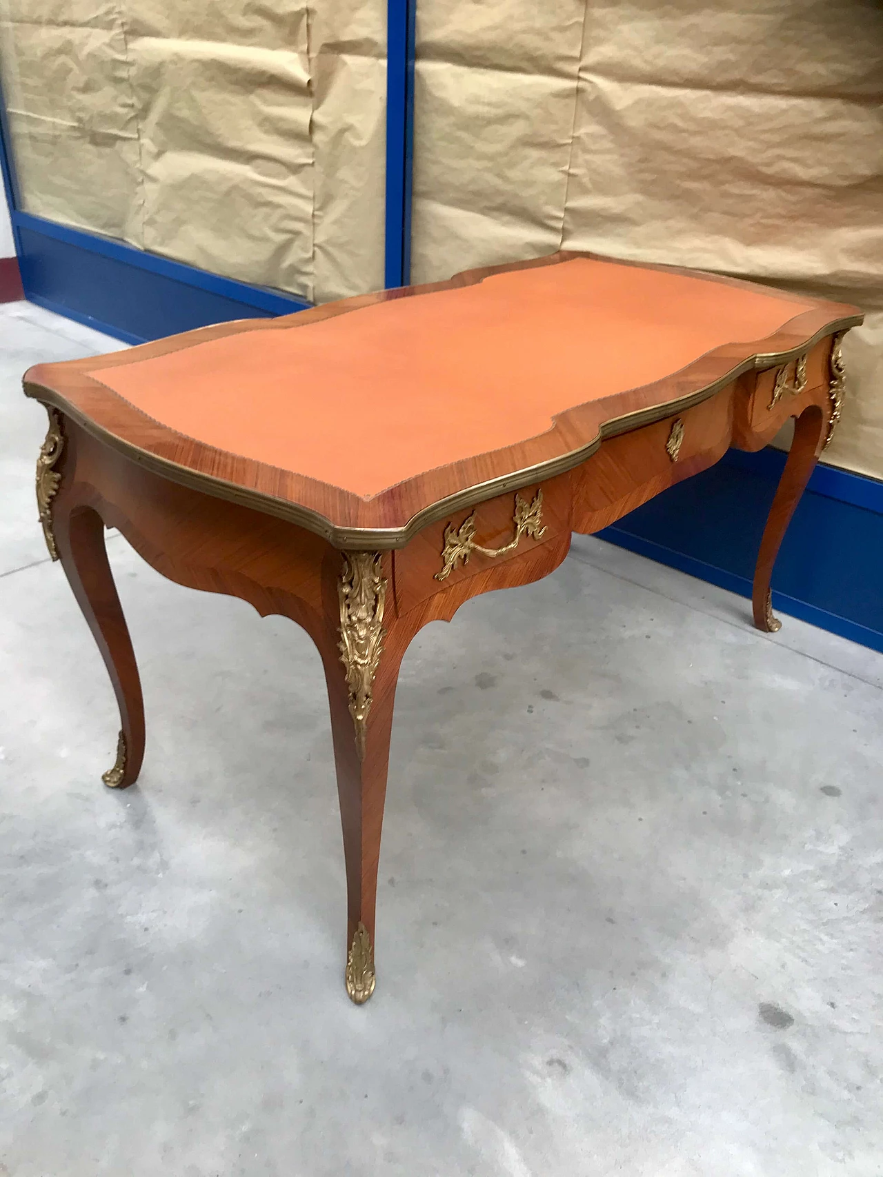 Diplomatic desk in rosewood, gilded and screwed bronzes, leather top with curvilinear profile, early 20th century 1200655