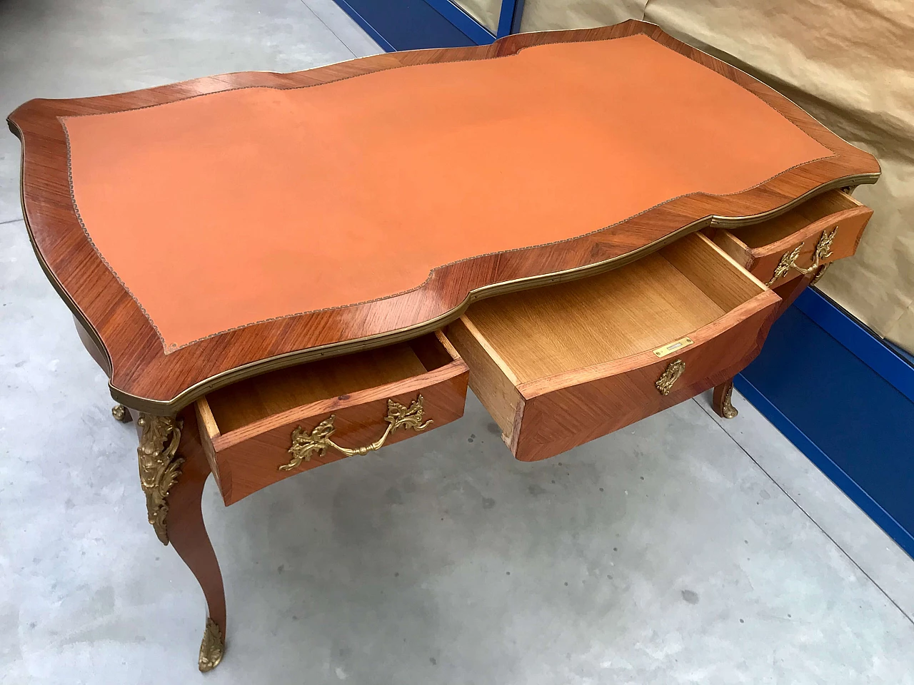 Diplomatic desk in rosewood, gilded and screwed bronzes, leather top with curvilinear profile, early 20th century 1200657