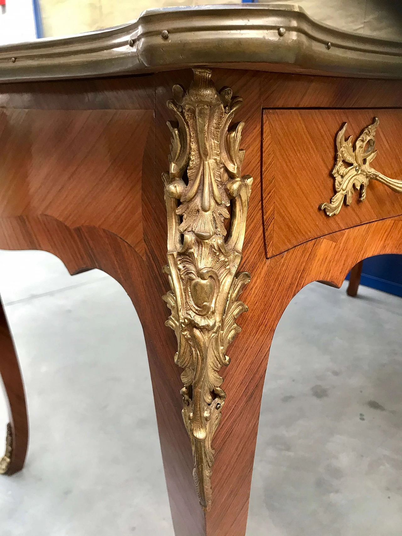 Diplomatic desk in rosewood, gilded and screwed bronzes, leather top with curvilinear profile, early 20th century 1200659