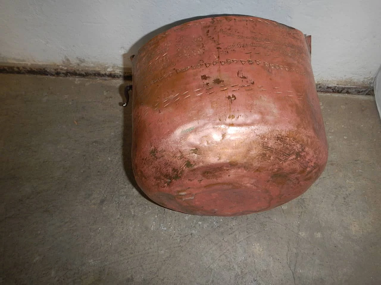 Flower vase with handle in embossed copper, 20s 1200786