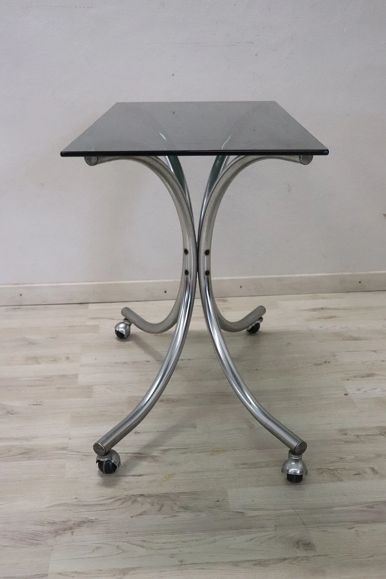 Coffee table or bar trolley in glass and chromed metal, 80s 1202690