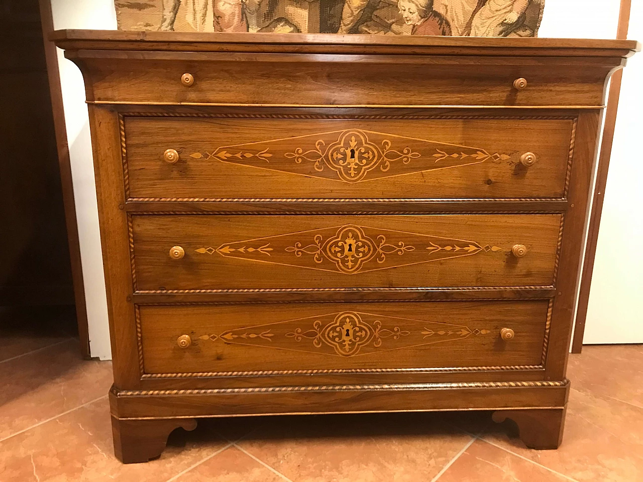 Comó Carlo X piemontese intarsiato in acero su noce con riserve lastronate, originale primi '800 1205184