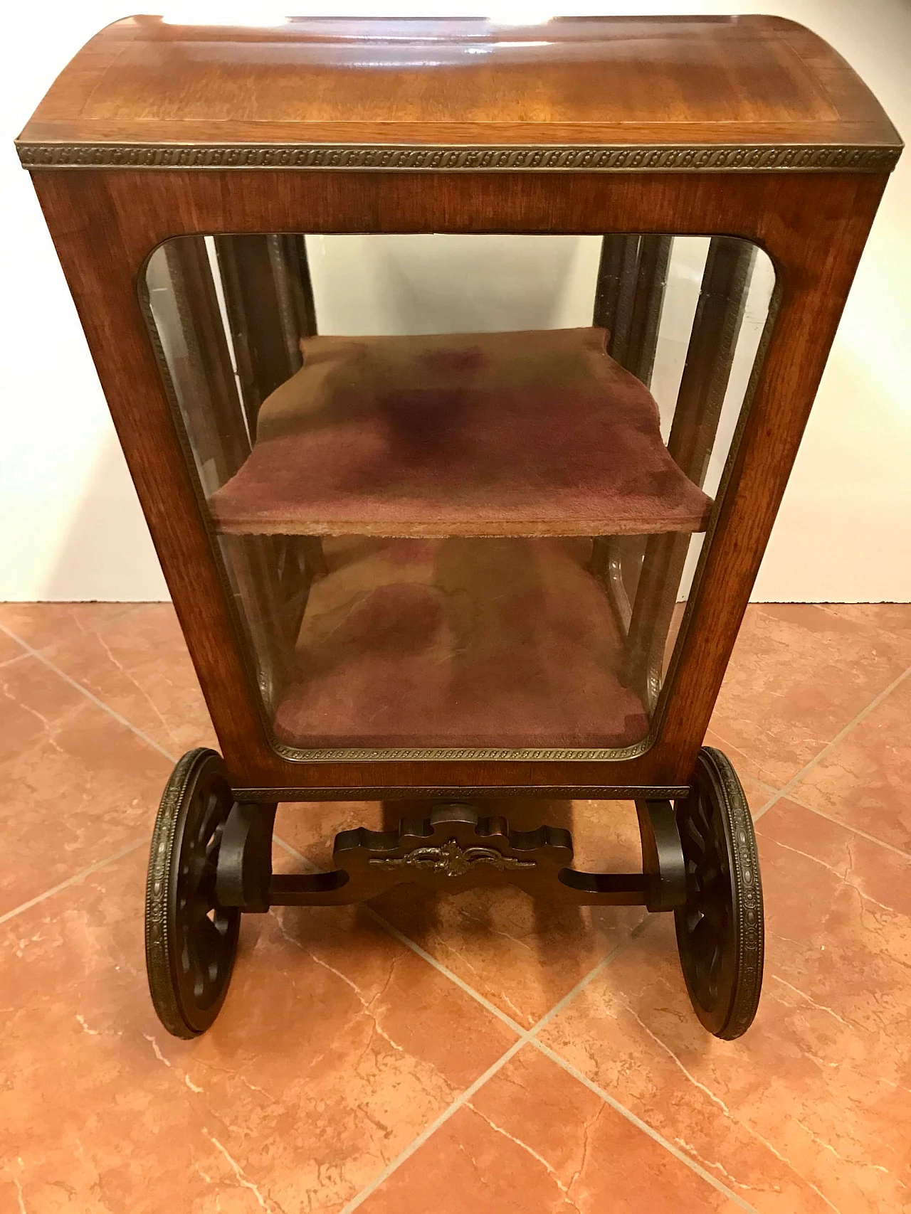 Coach like display case inlaid maple on rosewood with noble coat of arms, rich bronze, original 19th century 1205502