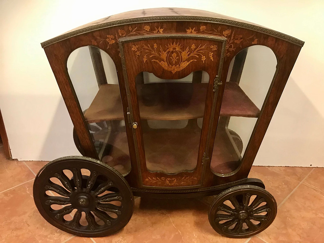 Coach like display case inlaid maple on rosewood with noble coat of arms, rich bronze, original 19th century 1205503