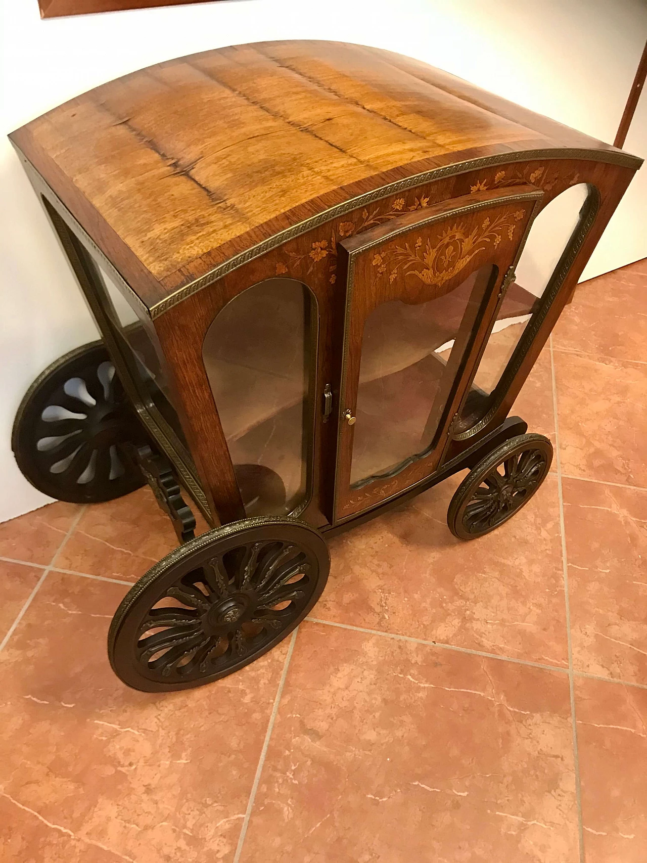 Coach like display case inlaid maple on rosewood with noble coat of arms, rich bronze, original 19th century 1205505