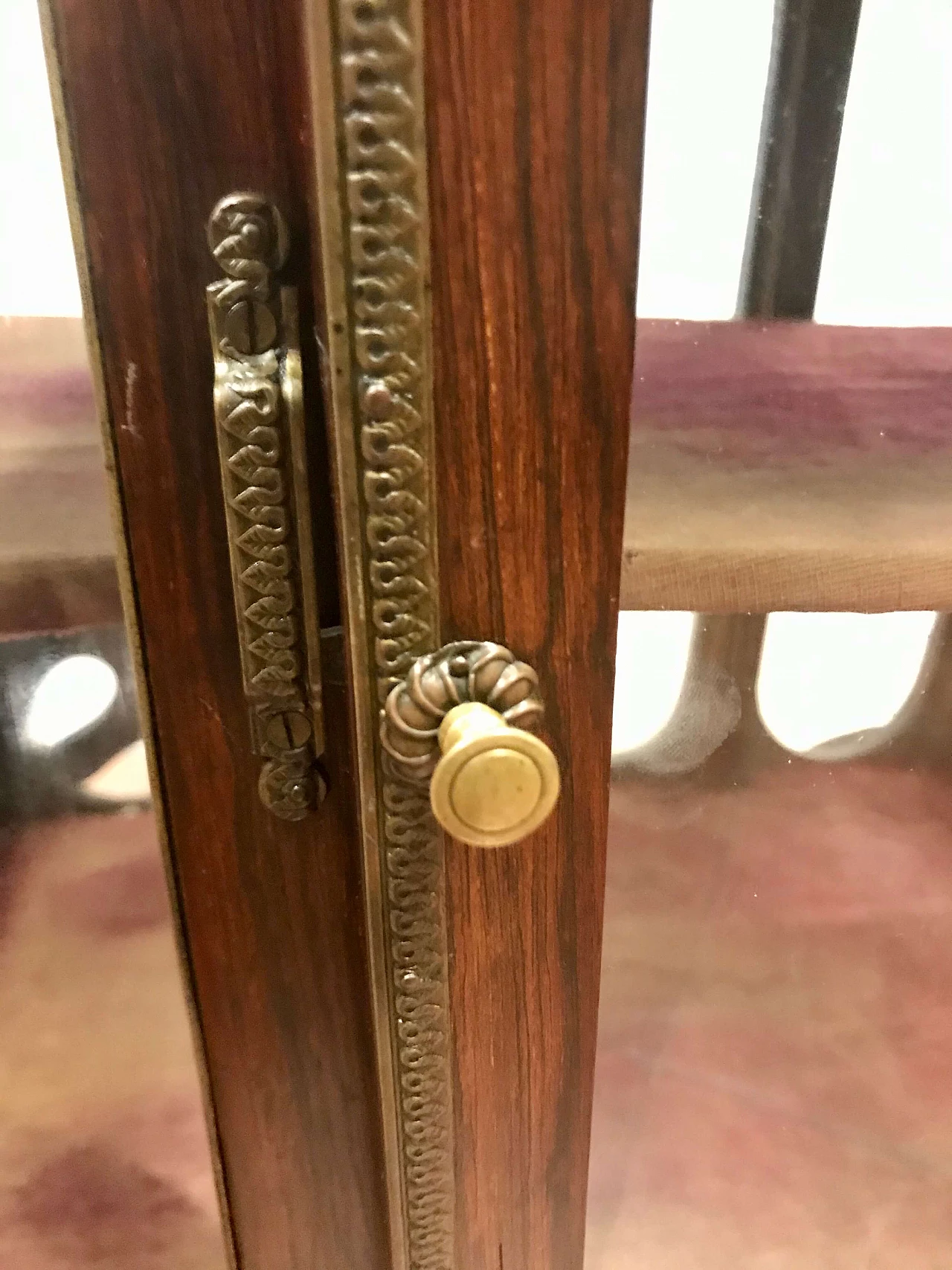 Coach like display case inlaid maple on rosewood with noble coat of arms, rich bronze, original 19th century 1205508