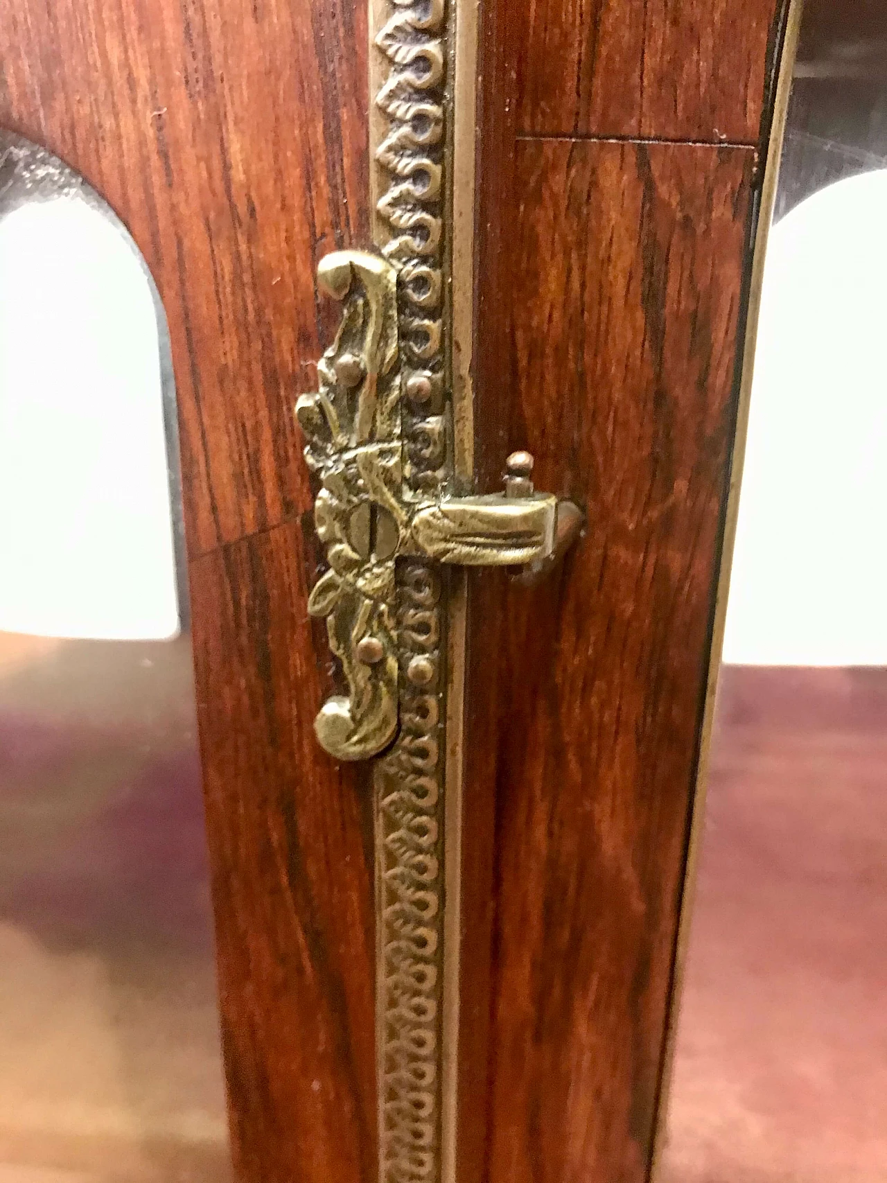 Coach like display case inlaid maple on rosewood with noble coat of arms, rich bronze, original 19th century 1205509