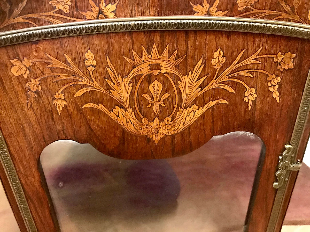 Coach like display case inlaid maple on rosewood with noble coat of arms, rich bronze, original 19th century 1205510