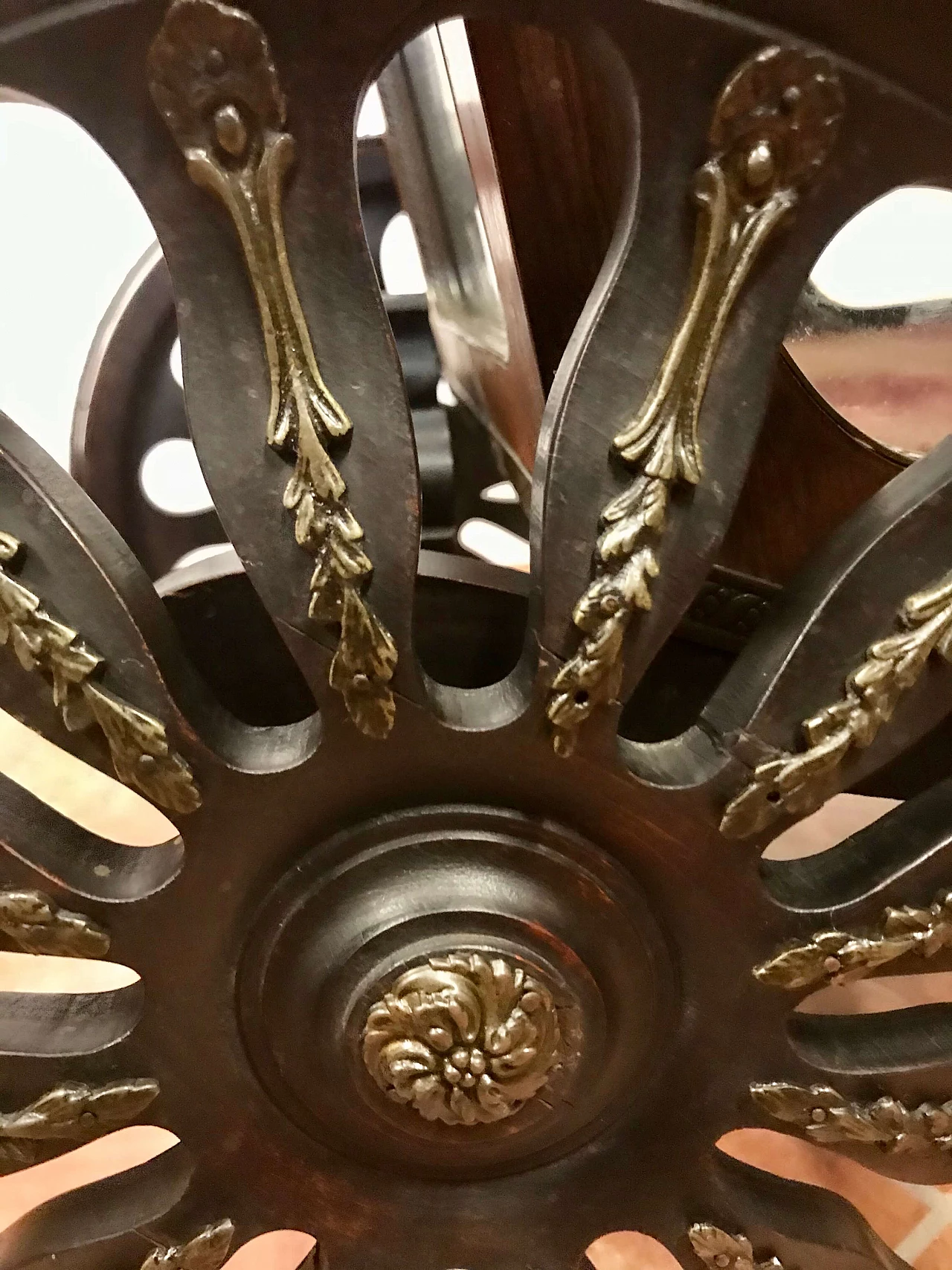 Coach like display case inlaid maple on rosewood with noble coat of arms, rich bronze, original 19th century 1205511