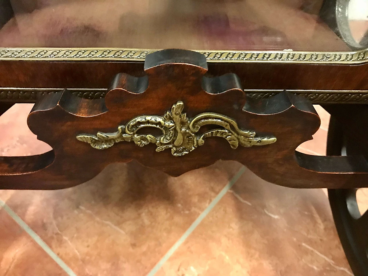 Coach like display case inlaid maple on rosewood with noble coat of arms, rich bronze, original 19th century 1205512