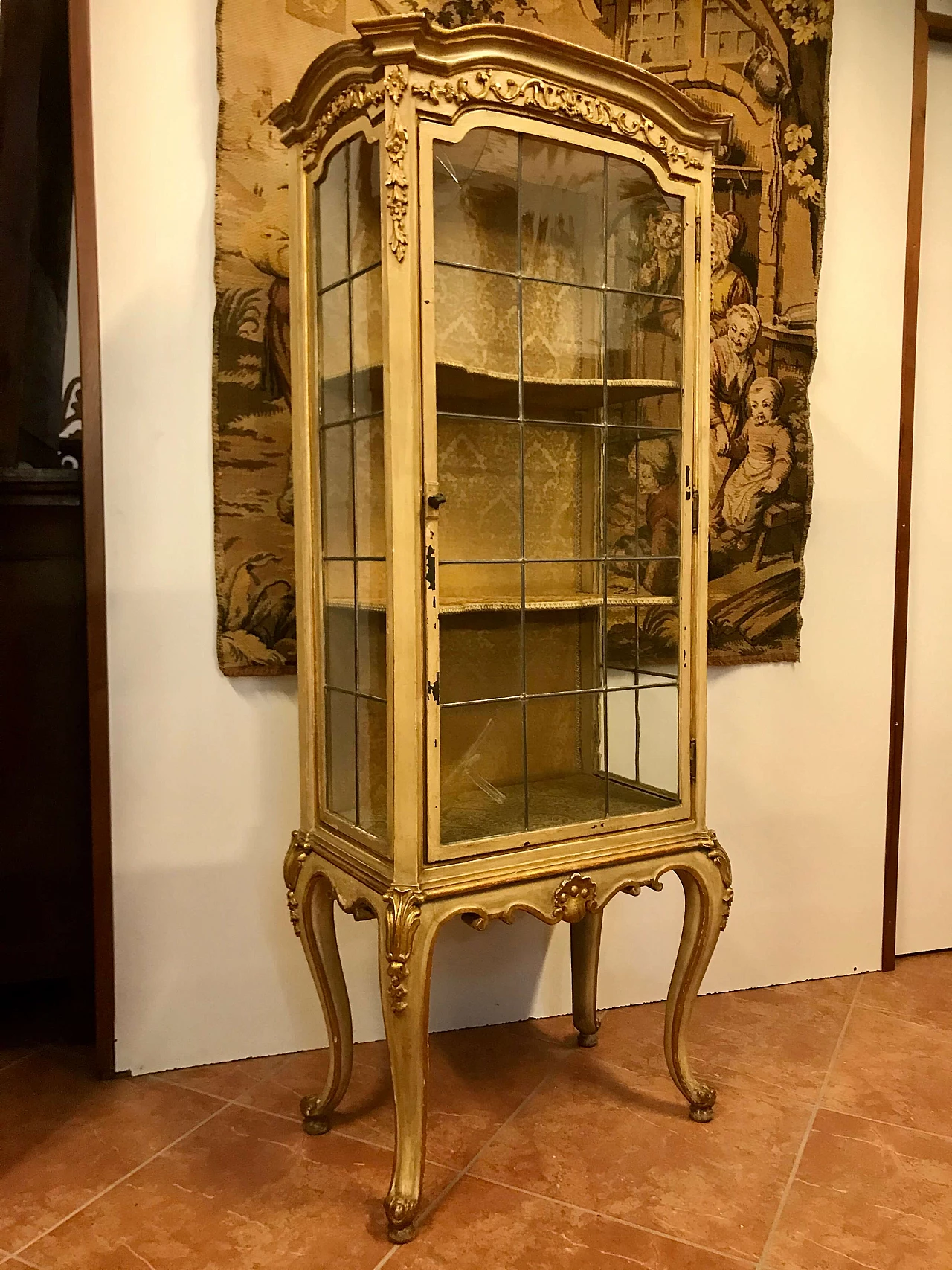 Louis XVI lacquered and gilded showcase with cathedral glass, Turin, original 18th century 1205607