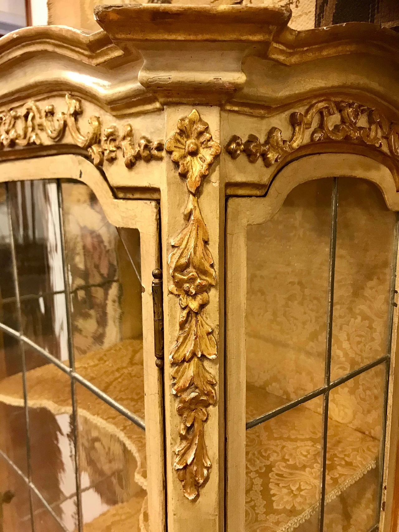 Louis XVI lacquered and gilded showcase with cathedral glass, Turin, original 18th century 1205615