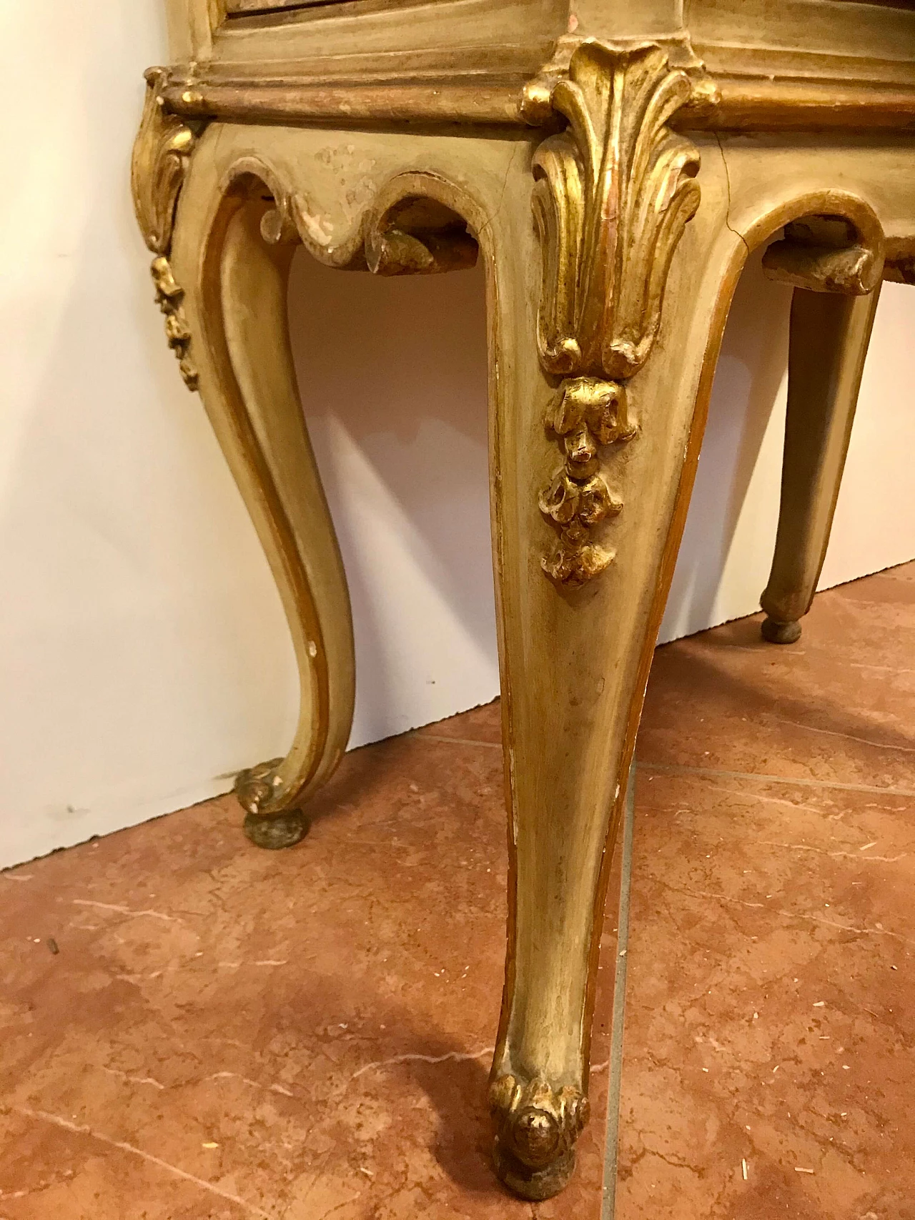 Louis XVI lacquered and gilded showcase with cathedral glass, Turin, original 18th century 1205616