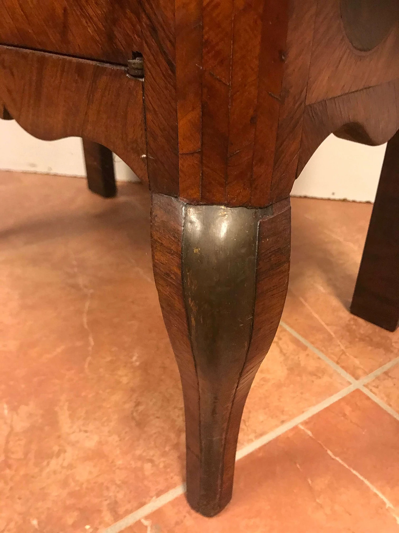 Louis XVI showcase veneered in walnut and bois de rose, threaded, white marble top, original 18th century 1206044