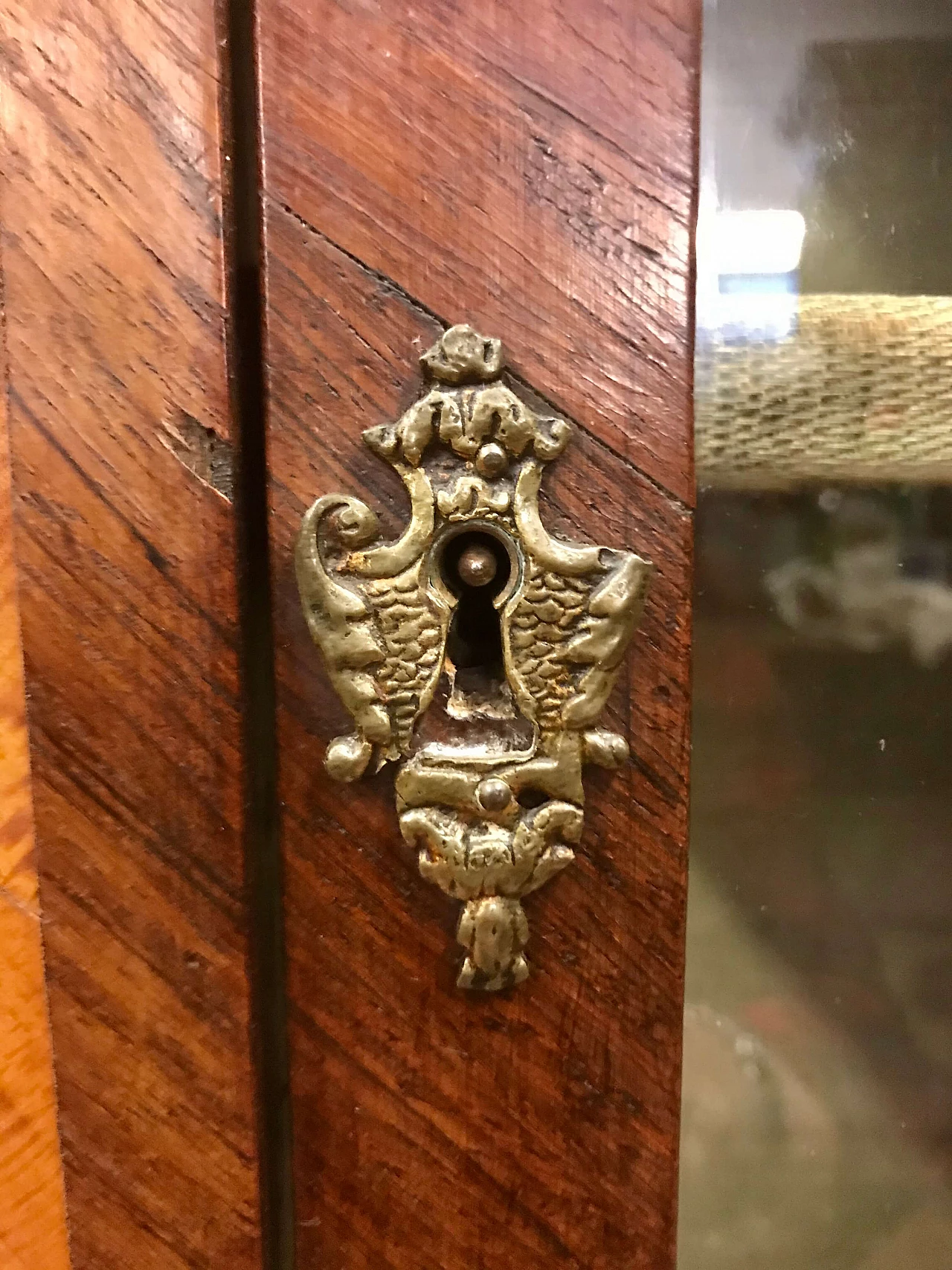 Louis XVI showcase veneered in walnut and bois de rose, threaded, white marble top, original 18th century 1206046