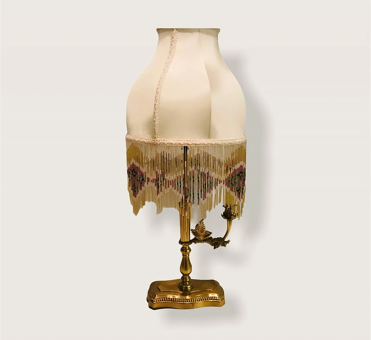 Lampada da tavolo in ottone con paralume in perline di seta, anni '60 1206929