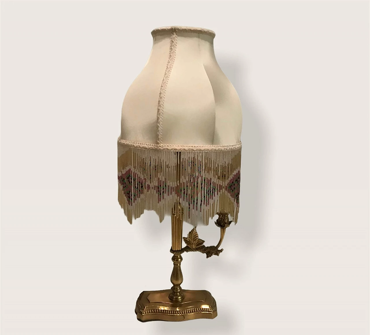 Lampada da tavolo in ottone con paralume in perline di seta, anni '60 1206930
