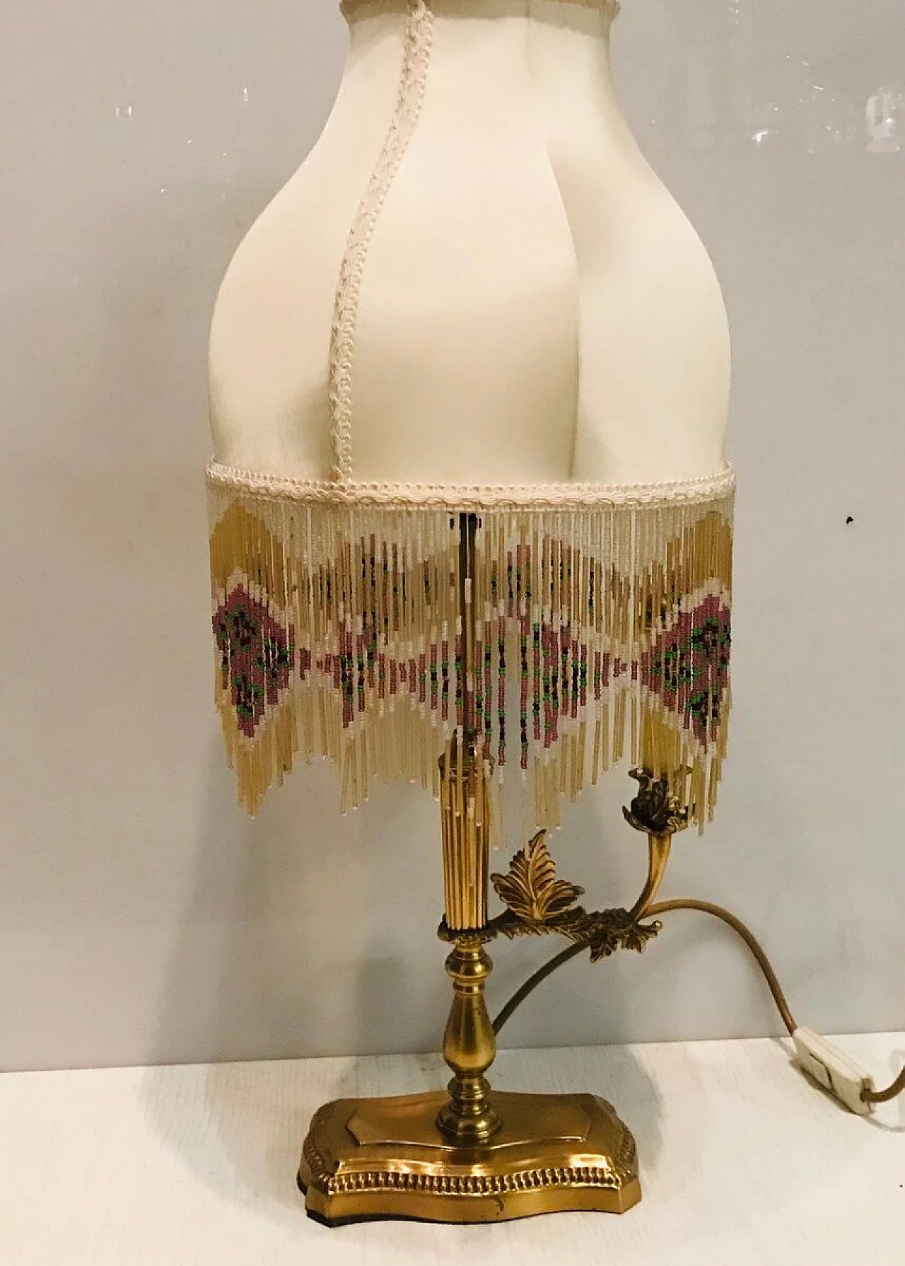Lampada da tavolo in ottone con paralume in perline di seta, anni '60 1206931