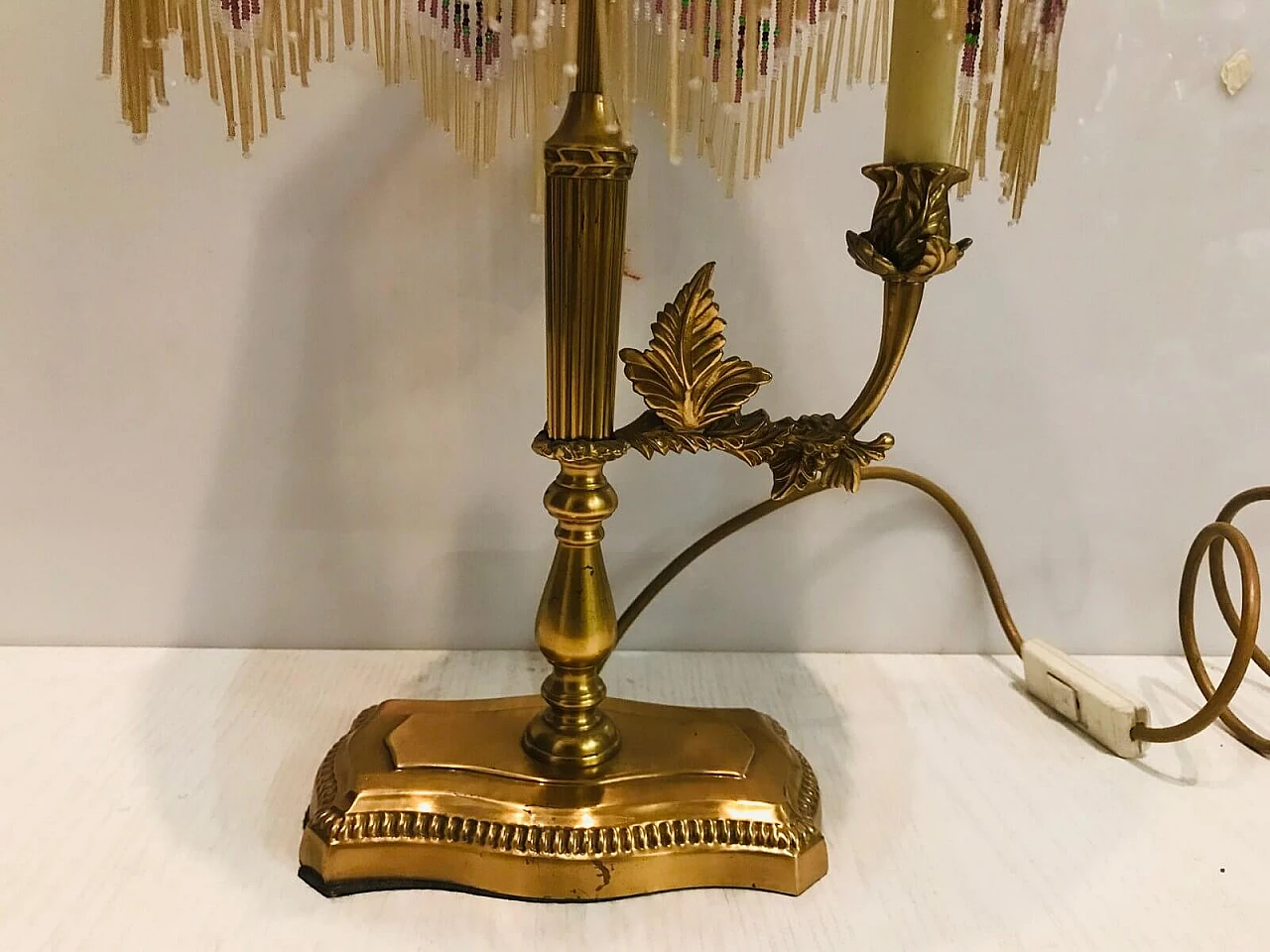 Lampada da tavolo in ottone con paralume in perline di seta, anni '60 1206932