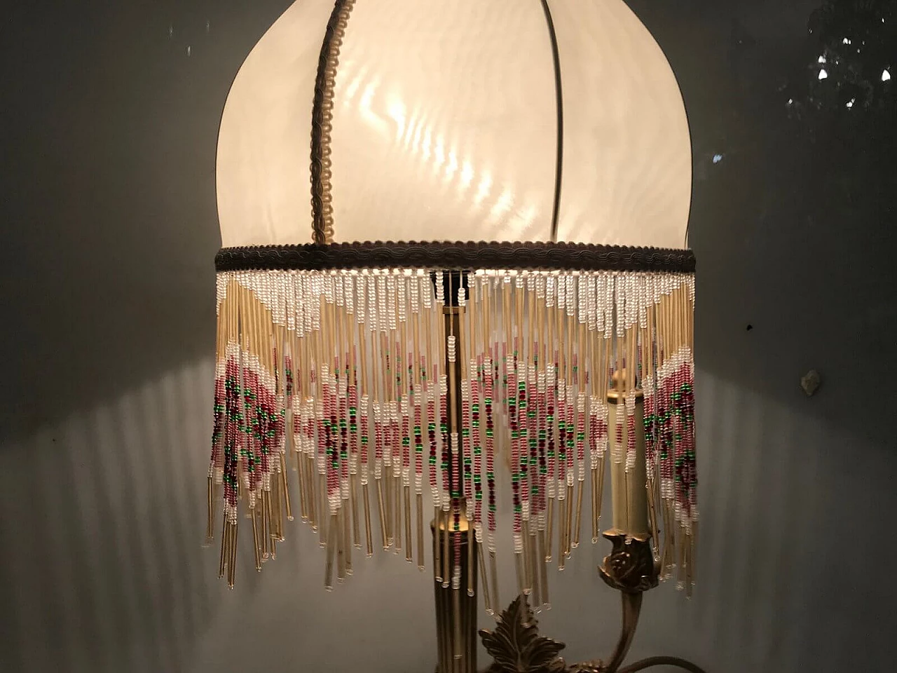 Lampada da tavolo in ottone con paralume in perline di seta, anni '60 1206933