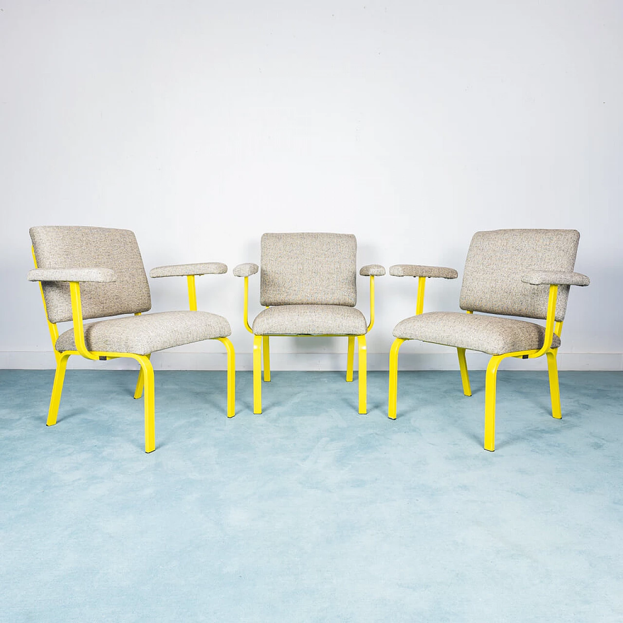 Set di 3 sedie artigianali in metallo giallo e tessuto grigio, anni '70 1207080
