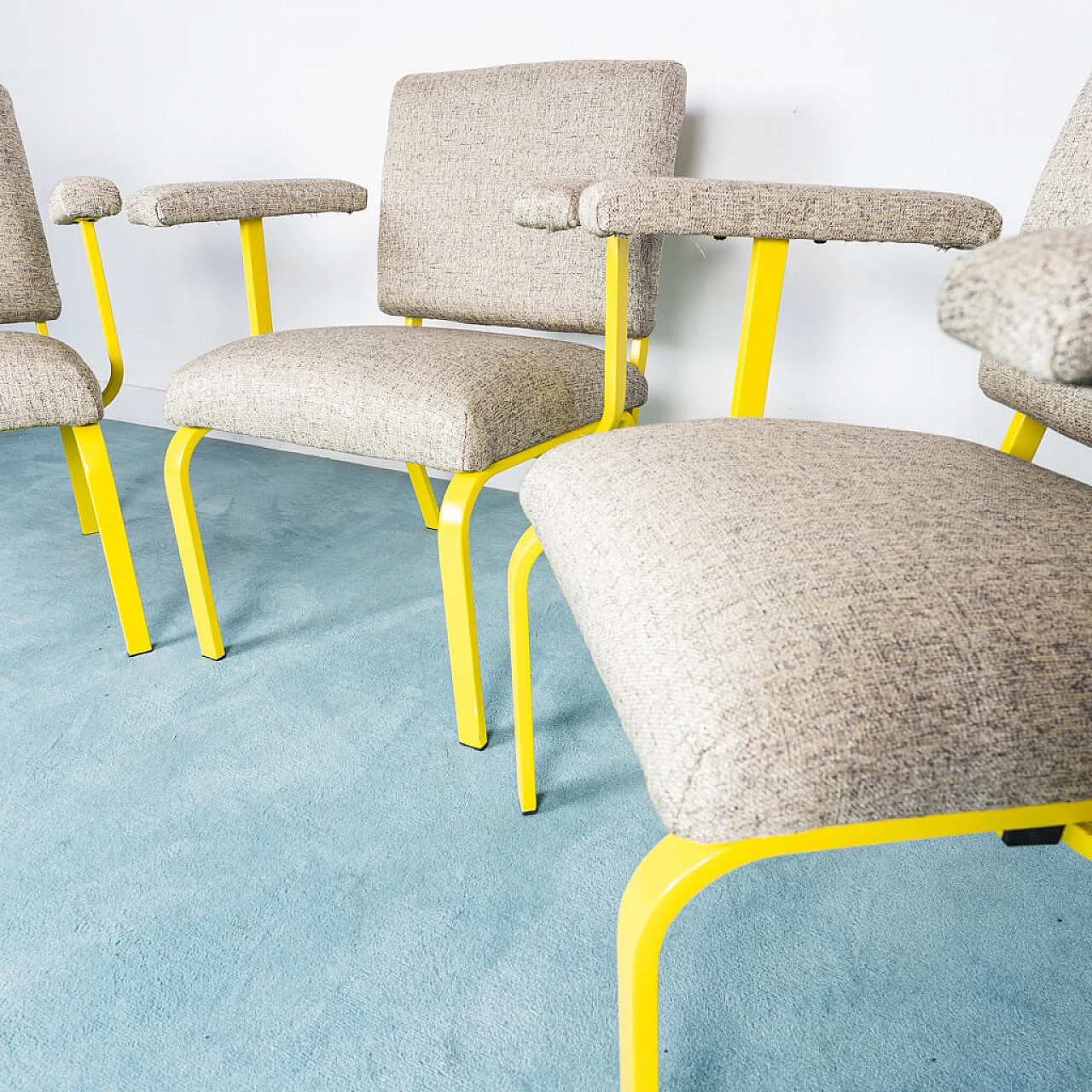 Set di 3 sedie artigianali in metallo giallo e tessuto grigio, anni '70 1207081