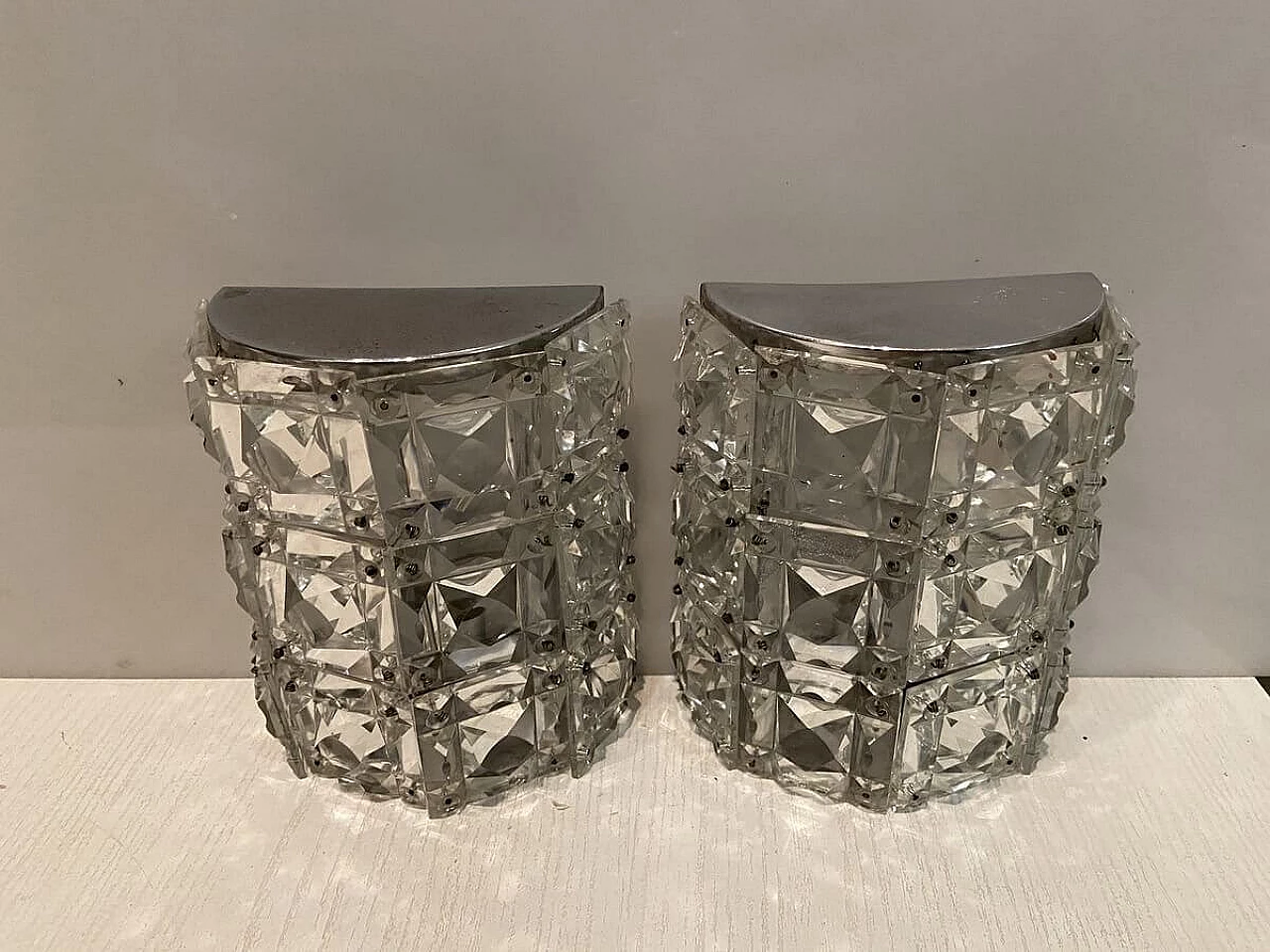 Coppia di applique semicircolari con cornice cromata, anni '70 1207279